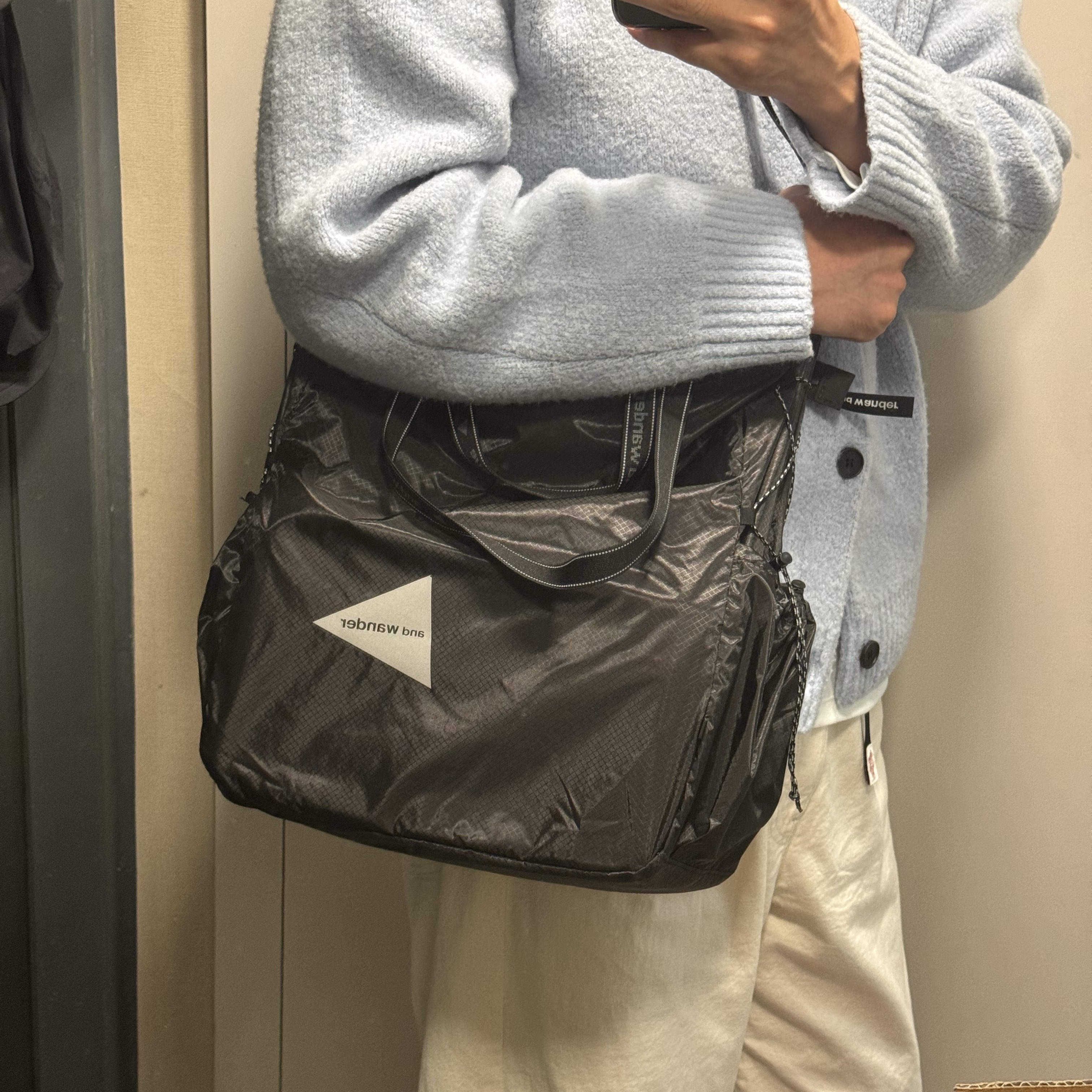 And Wander Sil Tote Bag Charcoal 착용 스타일 - 1