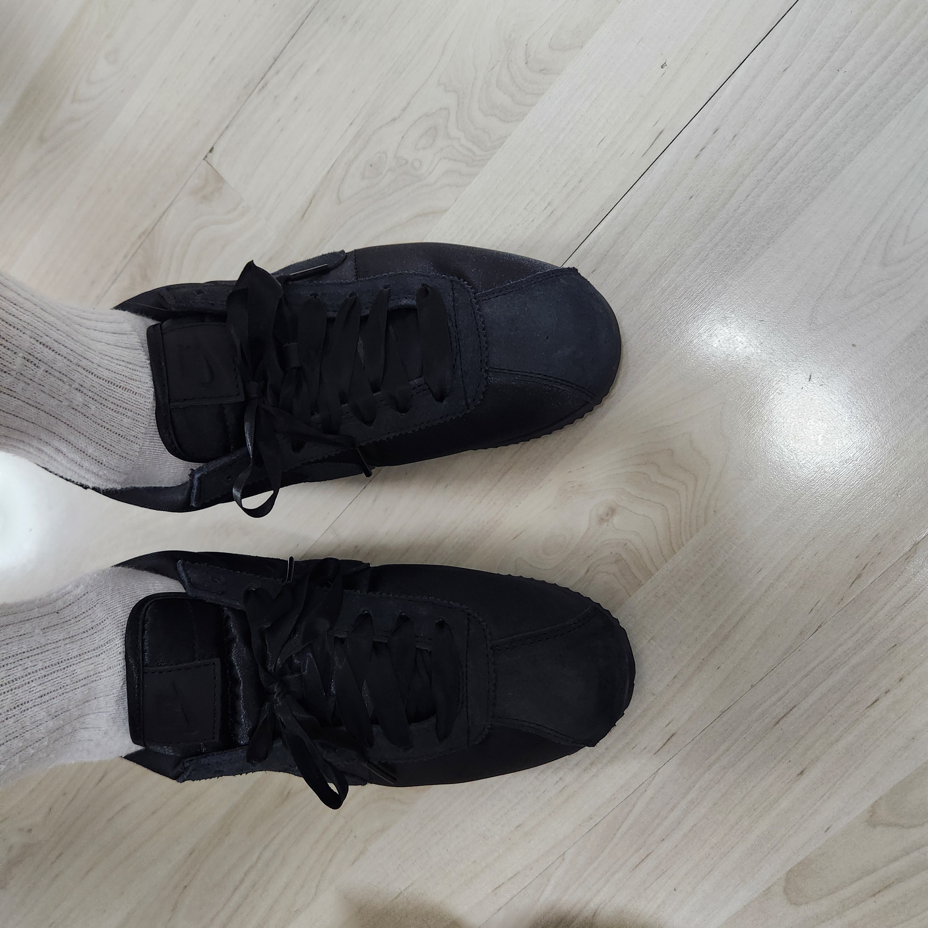 (W) Nike Cortez Textile Black, New Balance 1906L Black Black Cement 착용 스타일