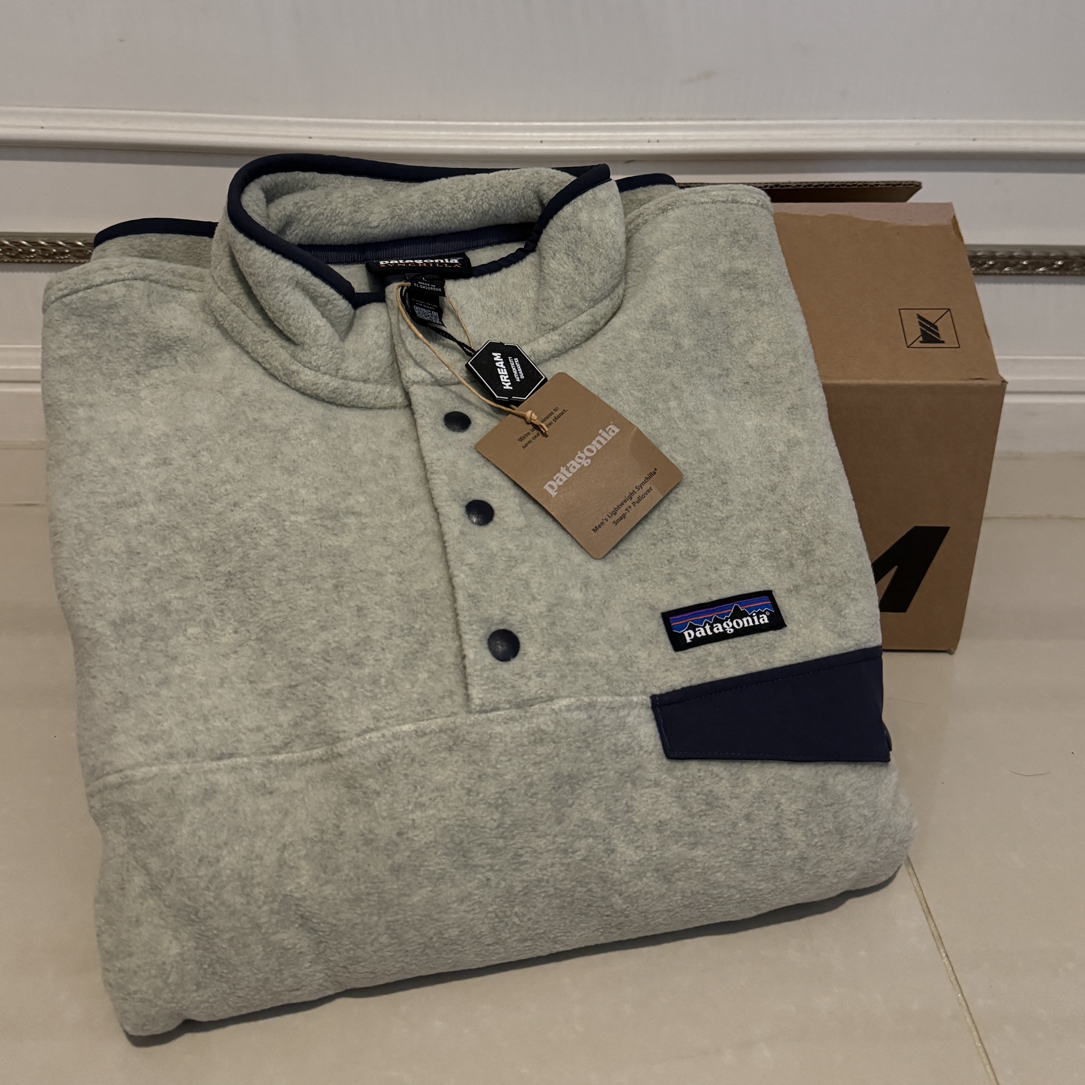 Patagonia Lightweight Synchilla Snap-T Fleece Pullover Oatmeal Heather/Smolder Blue/New Navy 착용 스타일 - 1