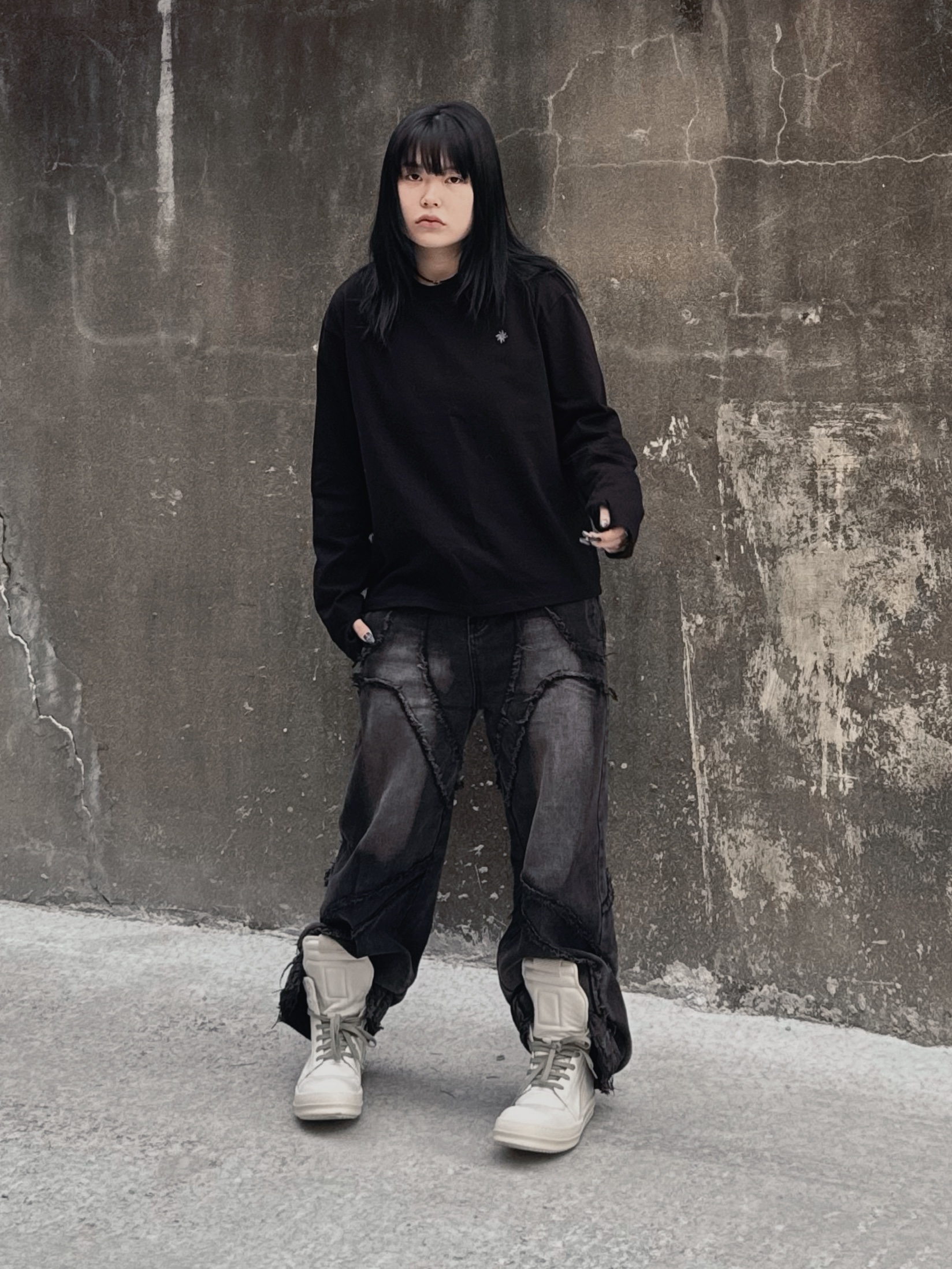 SLOW RECORD HOUSE Fingerhole Crop Long Sleeve Black 착용 스타일 - 2