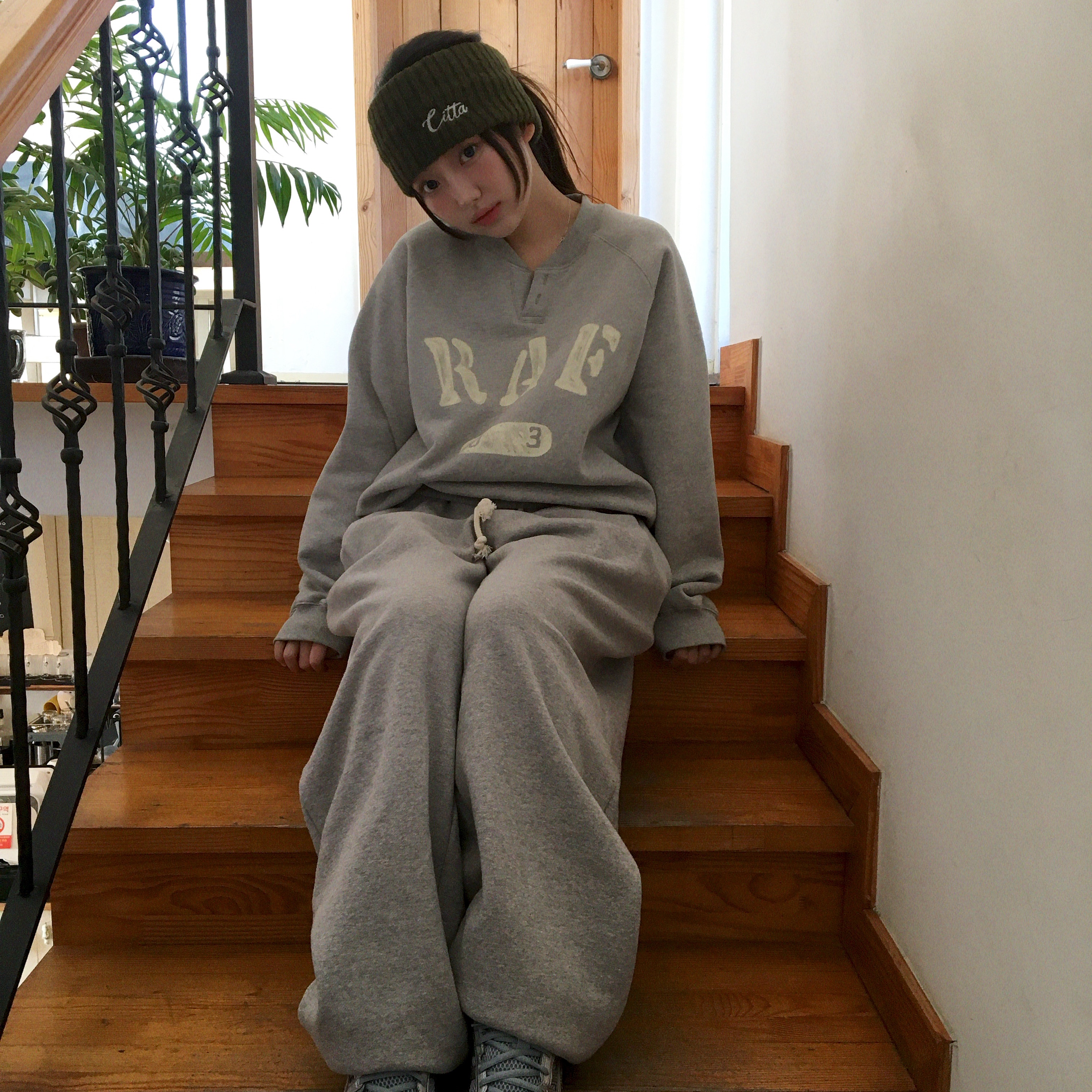 AMOU RAF Henley Neck Sweat Shirts Gray, AMOU RAF Henley Neck Sweat Shirts Black 착용 스타일 - 7