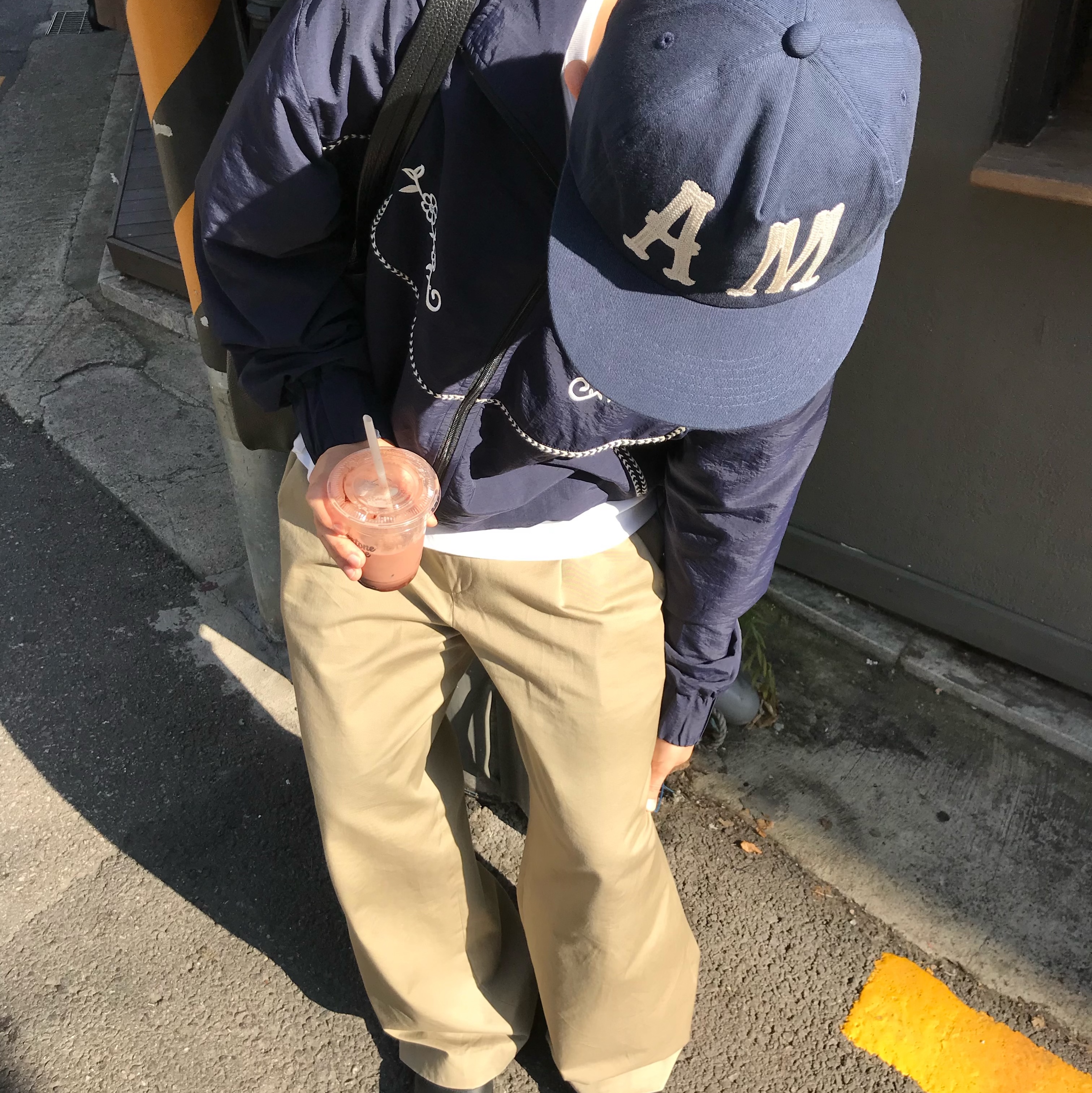 AMOU A.M 5Pannel Cap Navy 착용 스타일 - 1