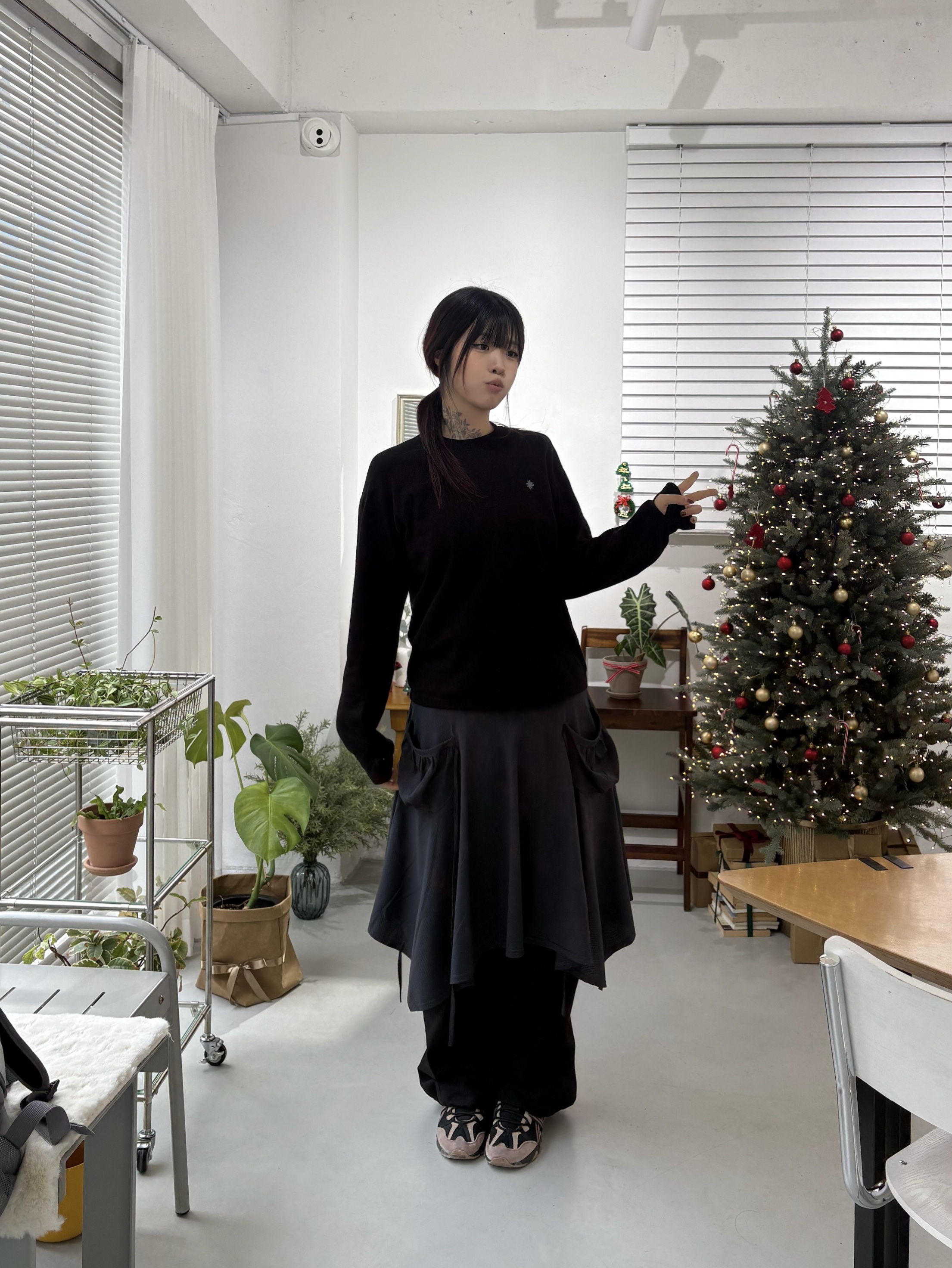 SLOW RECORD HOUSE Fingerhole Crop Long Sleeve Black 착용 스타일 - 1