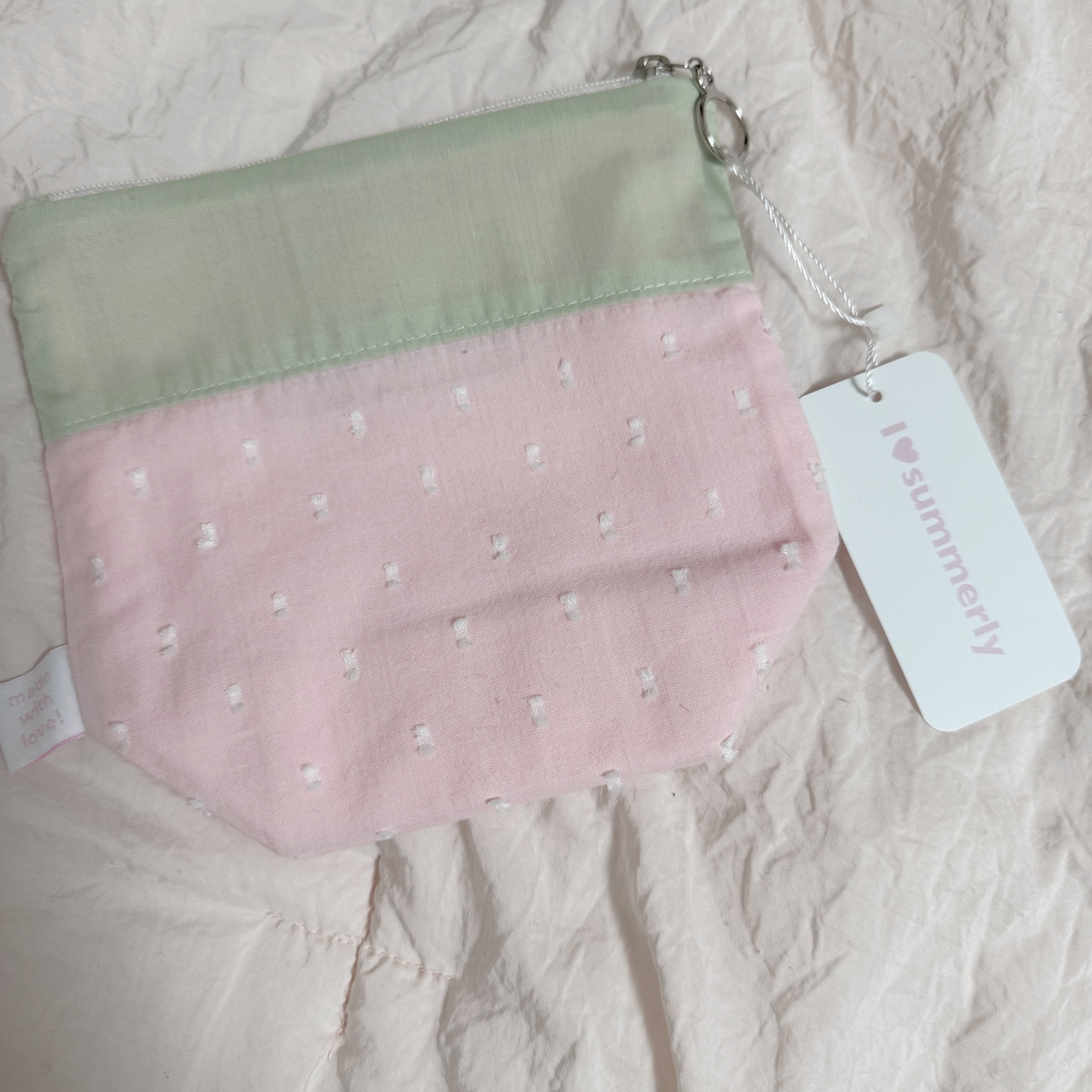 [KREAM 단독] Isummerly Love Berry Pouch Pink 착용 스타일 - 2