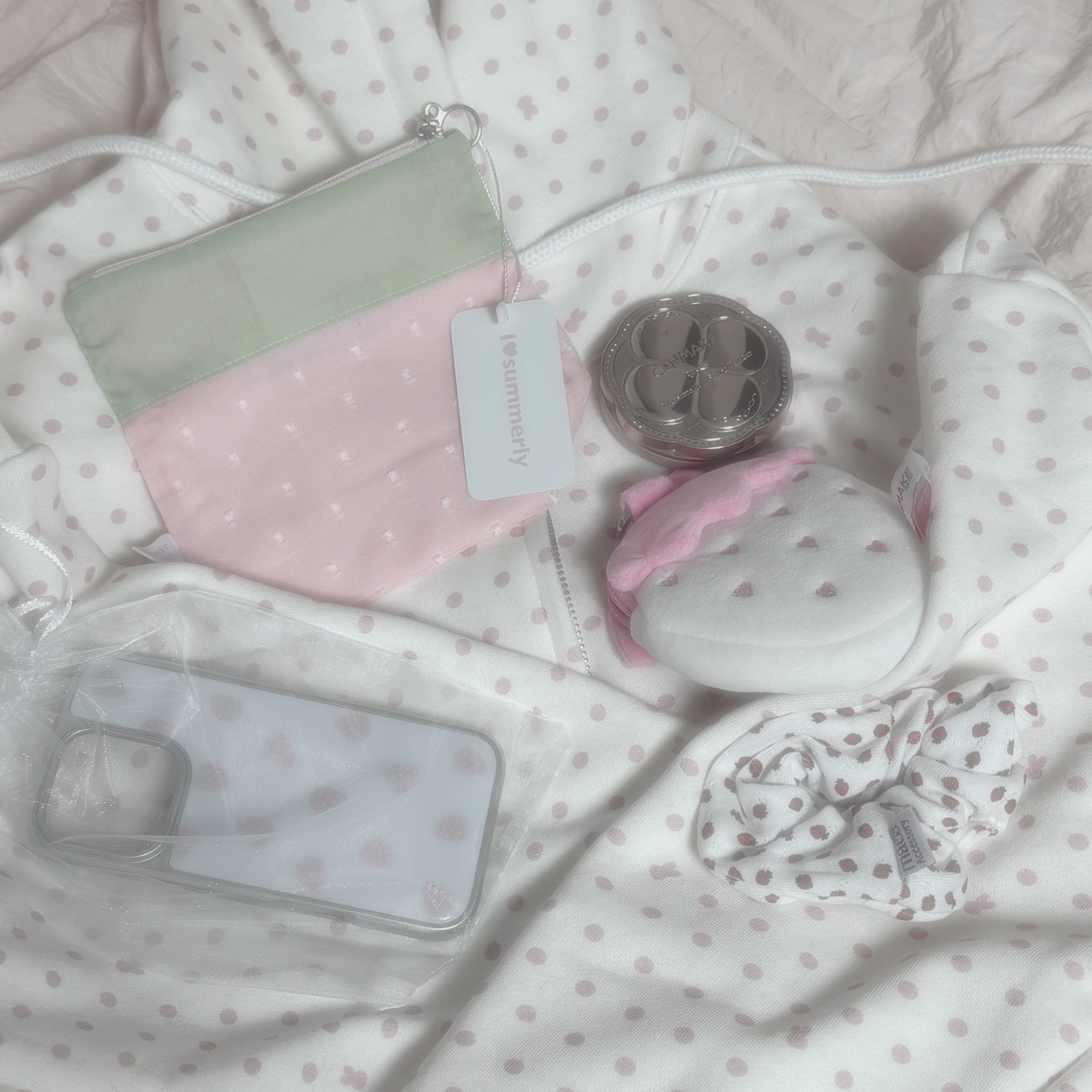 [KREAM 단독] Isummerly Love Berry Pouch Pink 착용 스타일 - 1