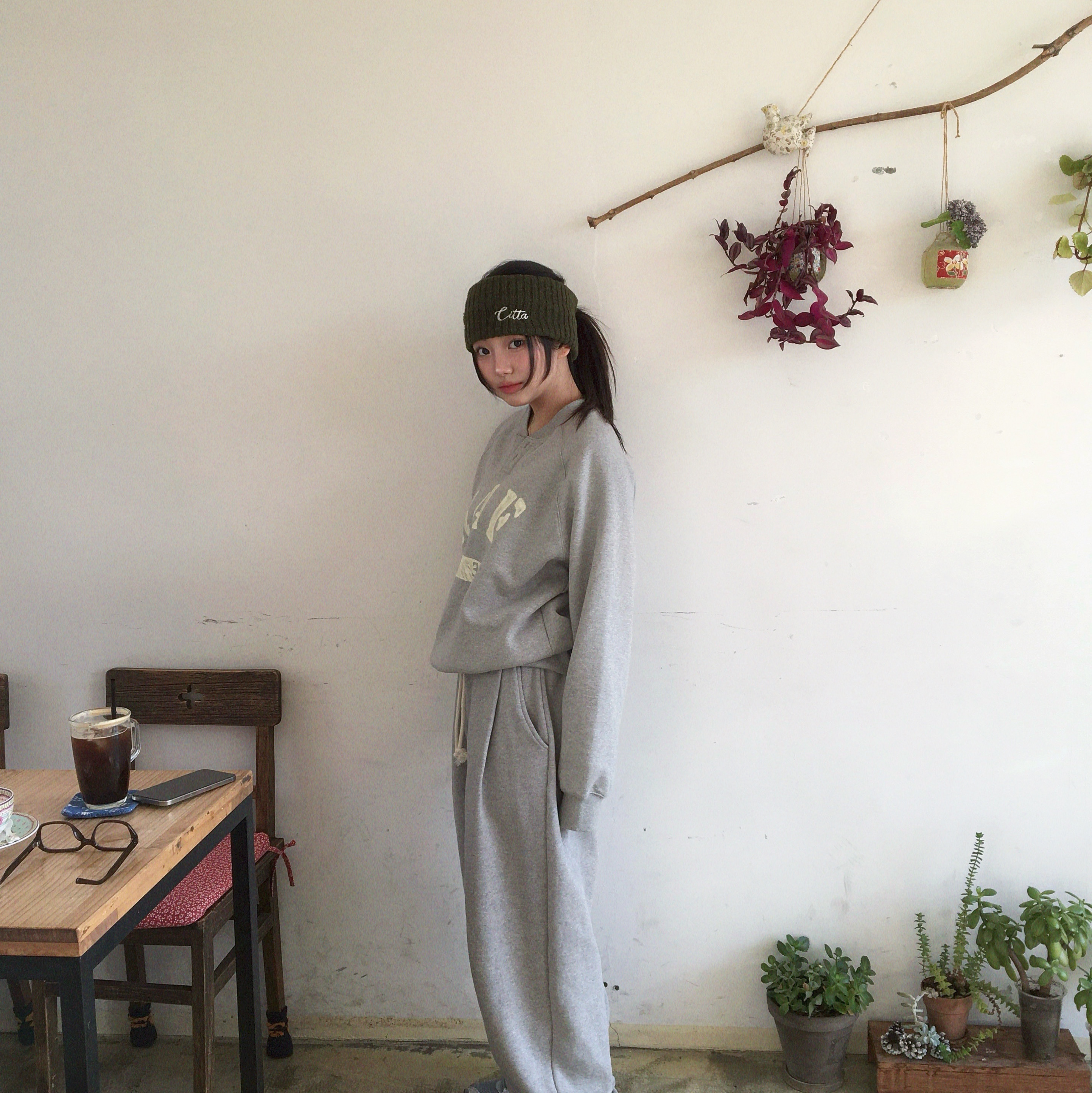 AMOU RAF Henley Neck Sweat Shirts Gray, AMOU RAF Henley Neck Sweat Shirts Black 착용 스타일 - 5