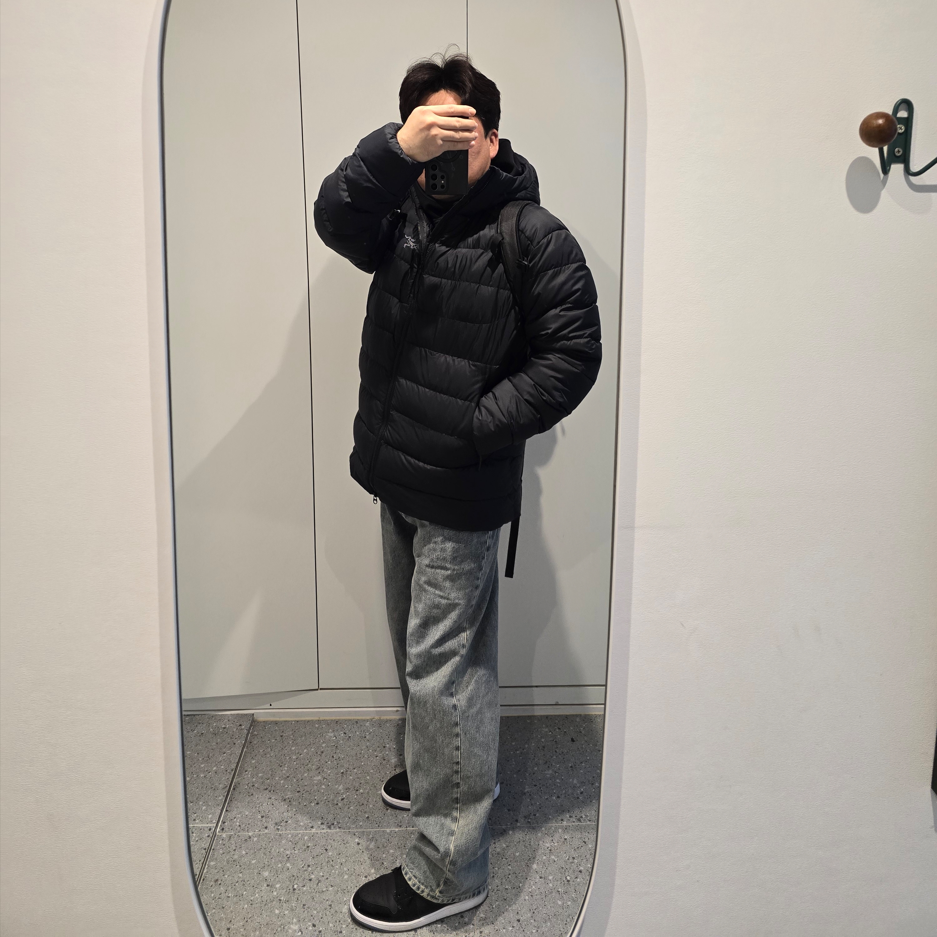 Arc'teryx Thorium Hoody Black, Jordan 1 Mid SE Black Dark Concord 착용 스타일 - 1