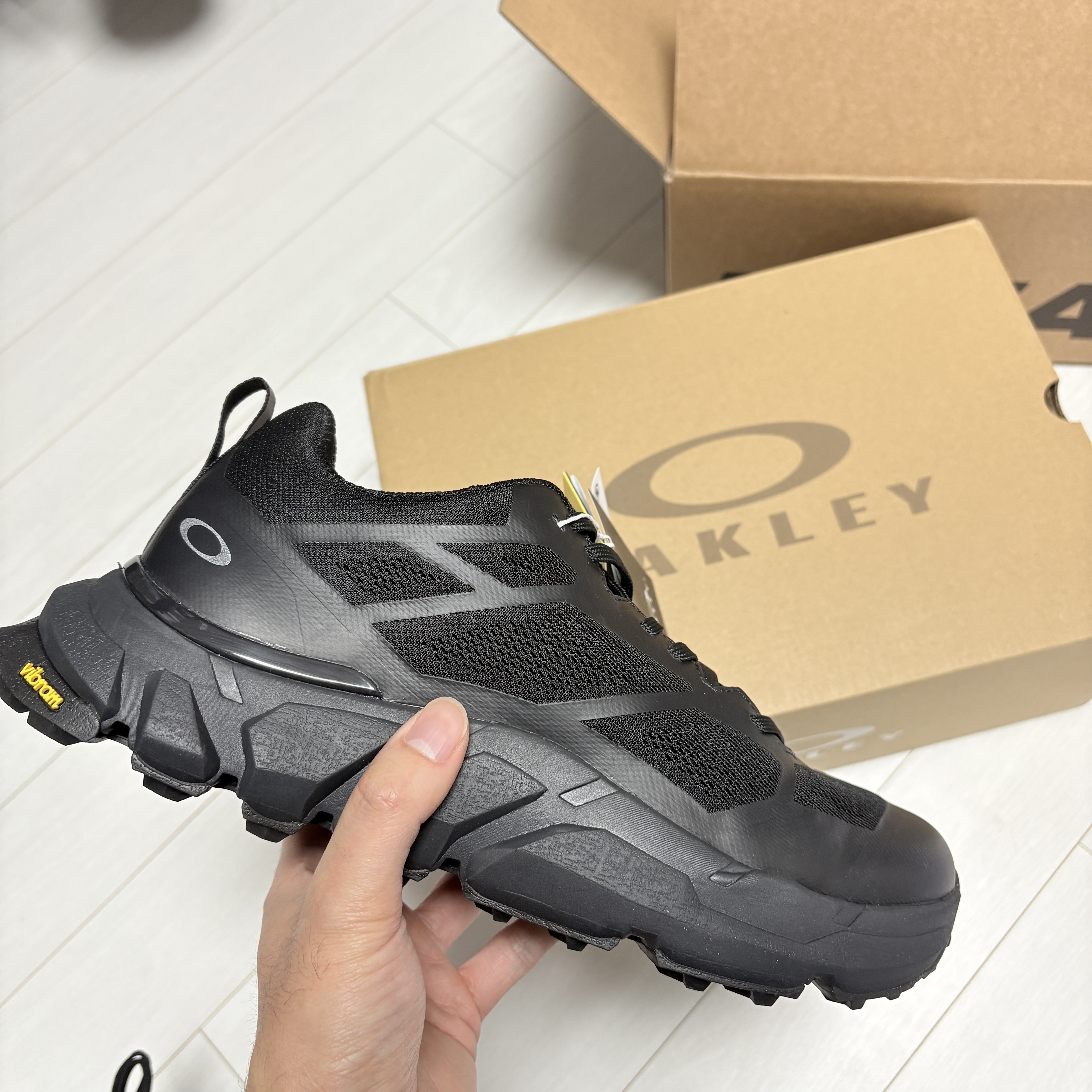 Oakley Light Breathe Triple Black 착용 스타일 - 2