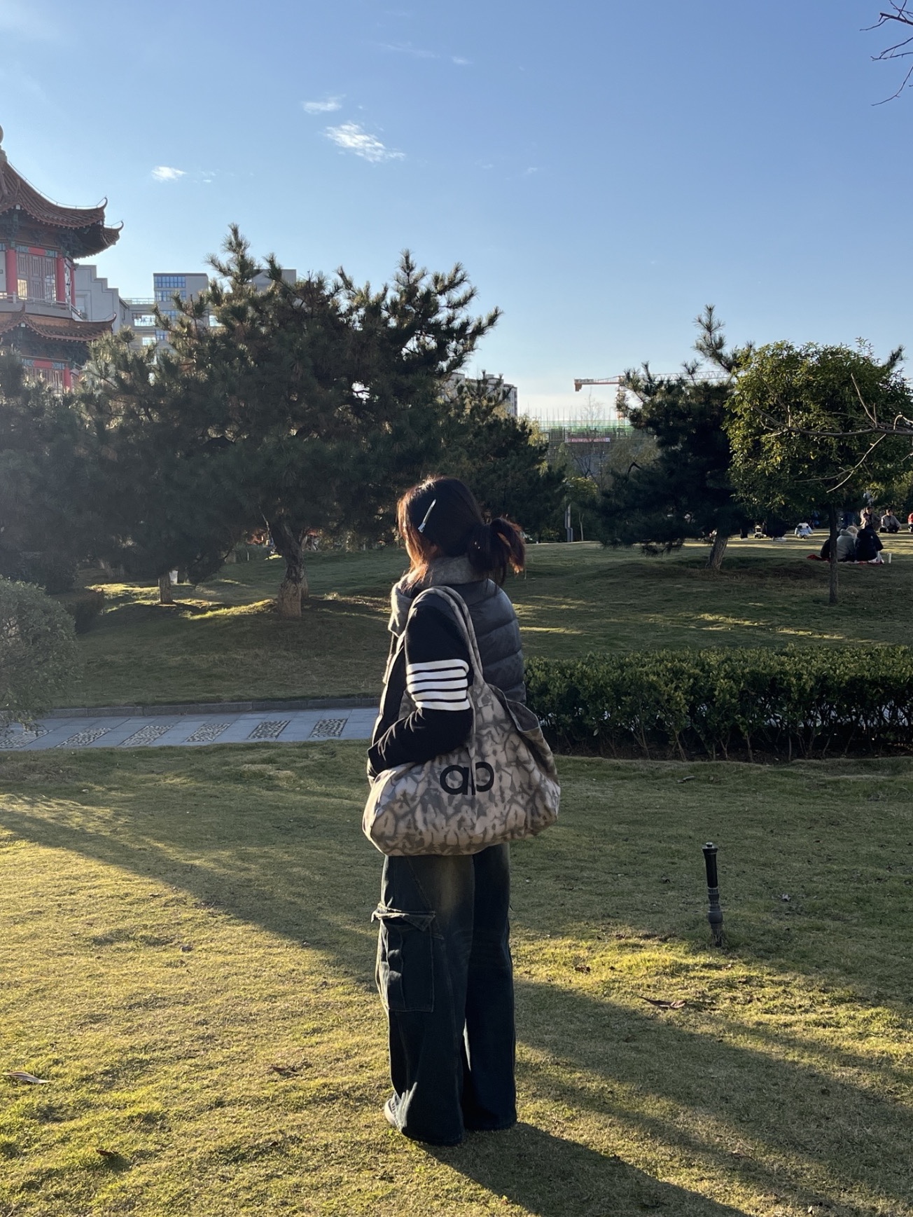Alo Yoga Iconic Shopper Tote Bag Grey Tiedye 착용 스타일 - 2