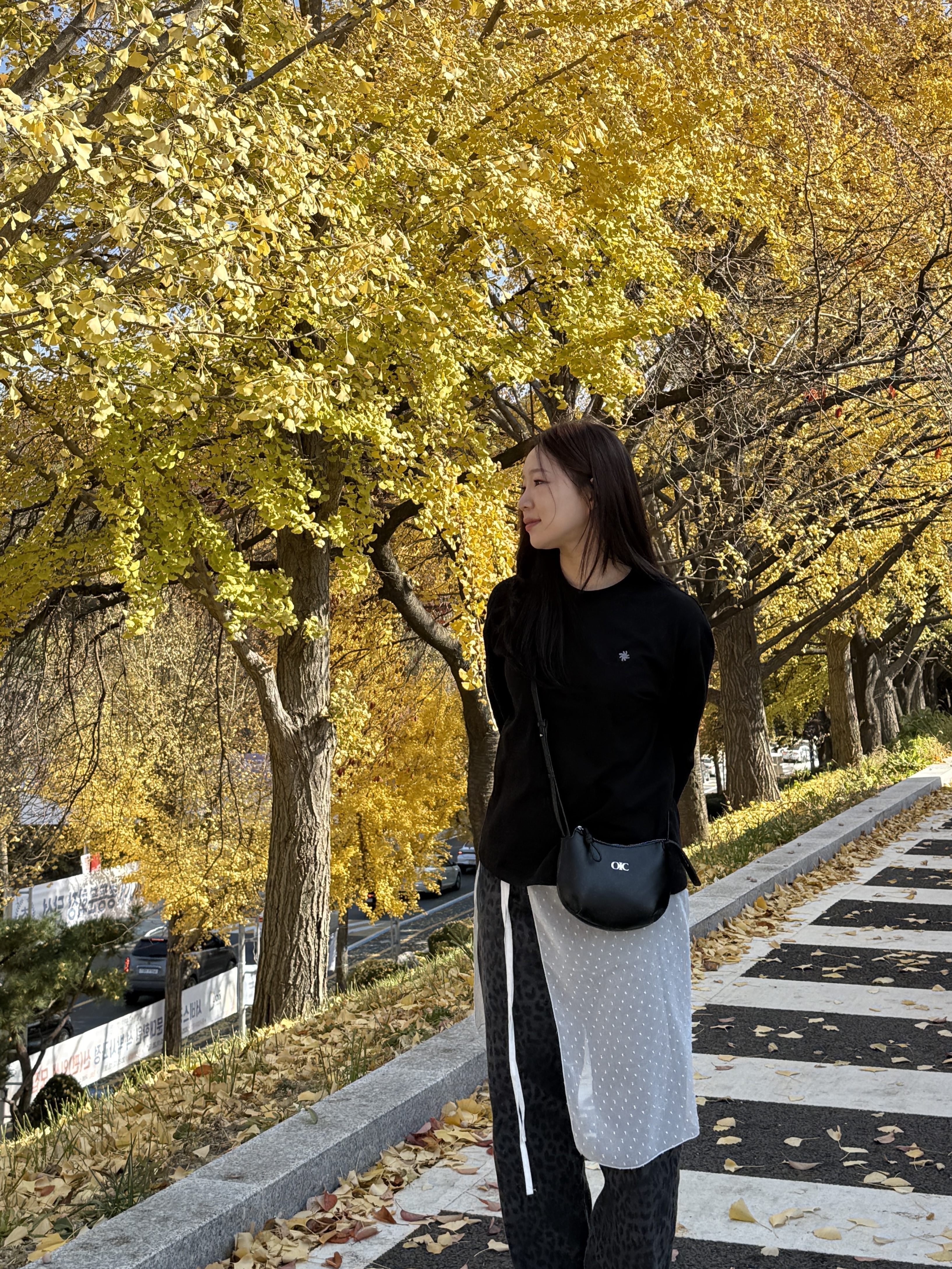 SLOW RECORD HOUSE Fingerhole Crop Long Sleeve Black 착용 스타일 - 2