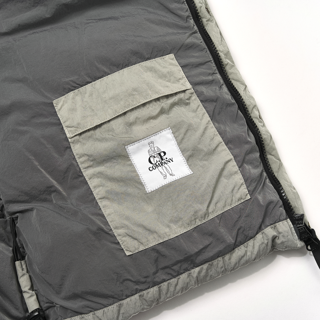 C.P. 컴퍼니 에코 크롬 R 믹스드 후드 다운 질레 런던 포그 그레이 - 25FW(C.P. Company Eco-Chrome R Mixed Hooded Down Gilet London Fog Grey - 25FW) - 7
