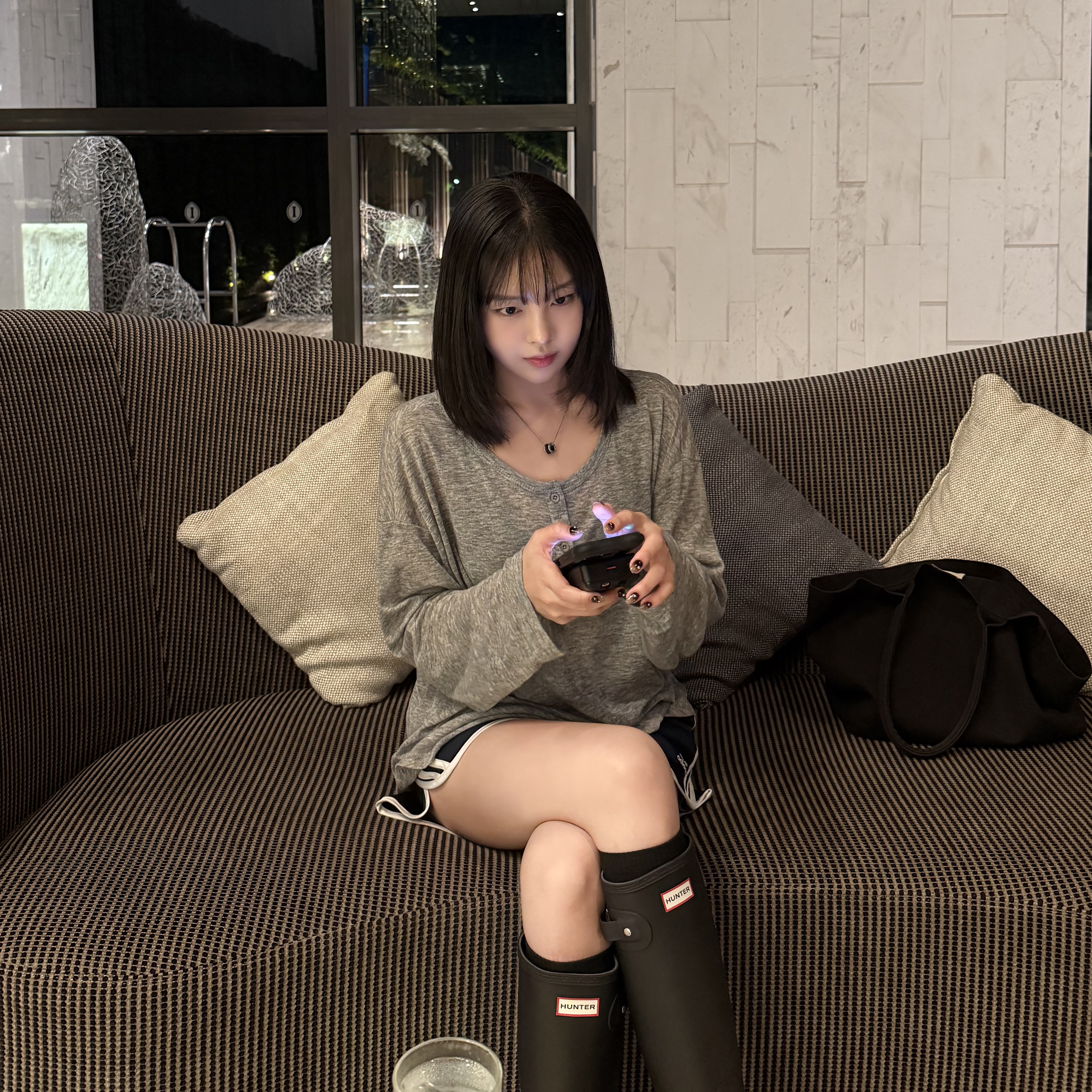 (W) Hunter Original Tall Rain Boots Black 착용 스타일 - 1