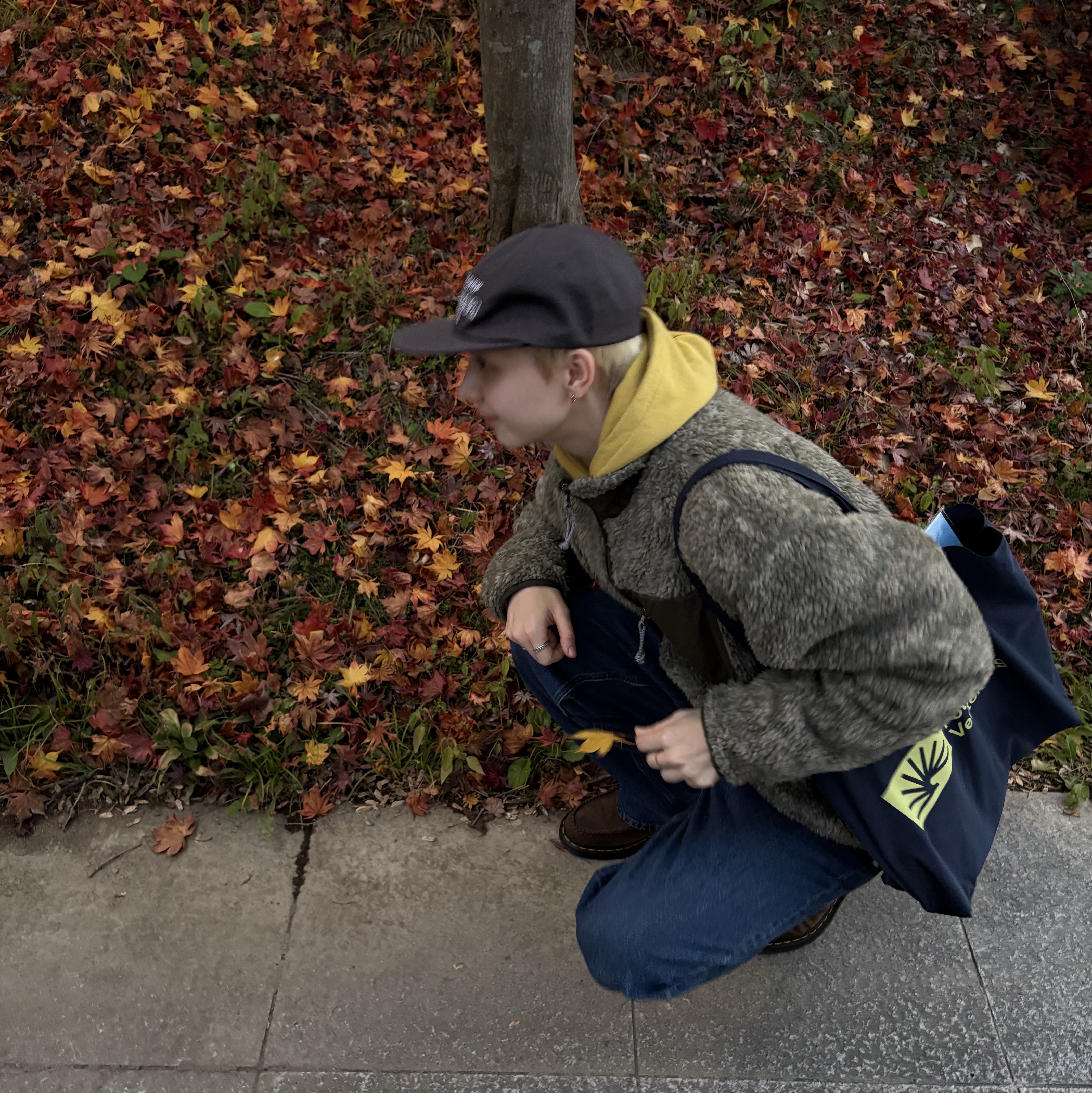 Thisisneverthat SP Sherpa Fleece Jacket Olive, Berlin Photobook Distribution Bfv 001 Bag Navy 착용 스타일