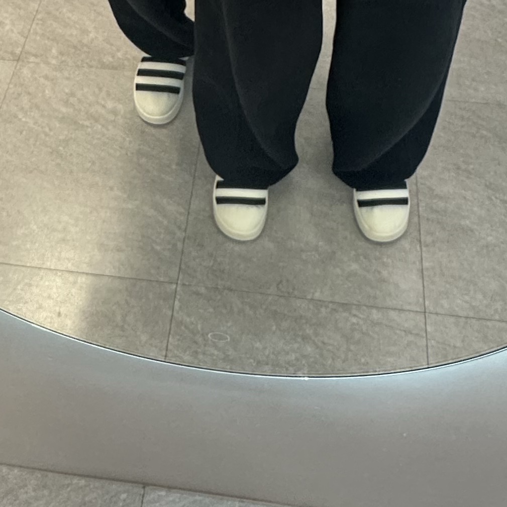 Adidas Puffylette Off White 착용 스타일