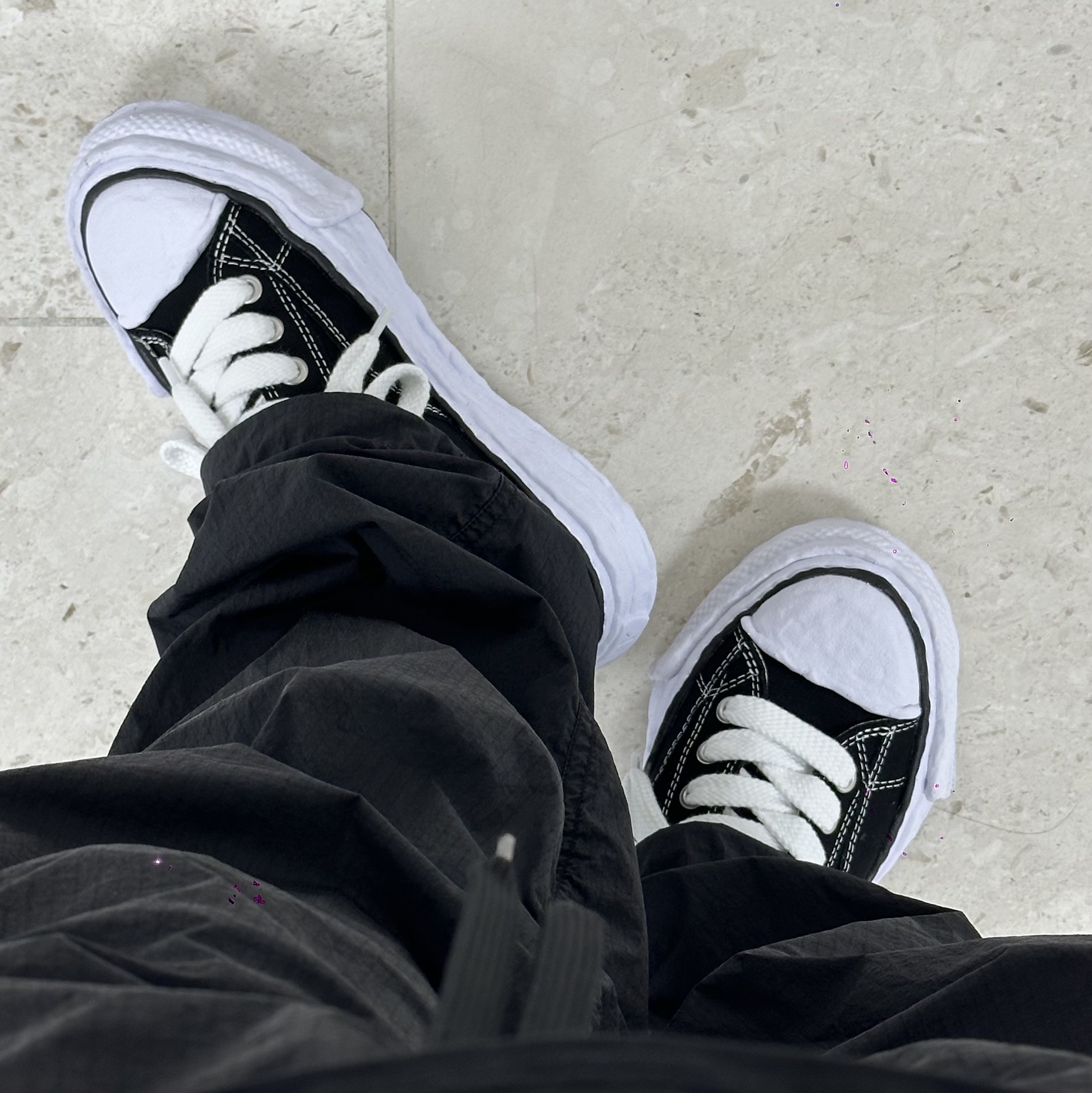Maison Mihara Yasuhiro Peterson23 OG Sole Canvas Low-top Sneakers Black 착용 스타일 - 2