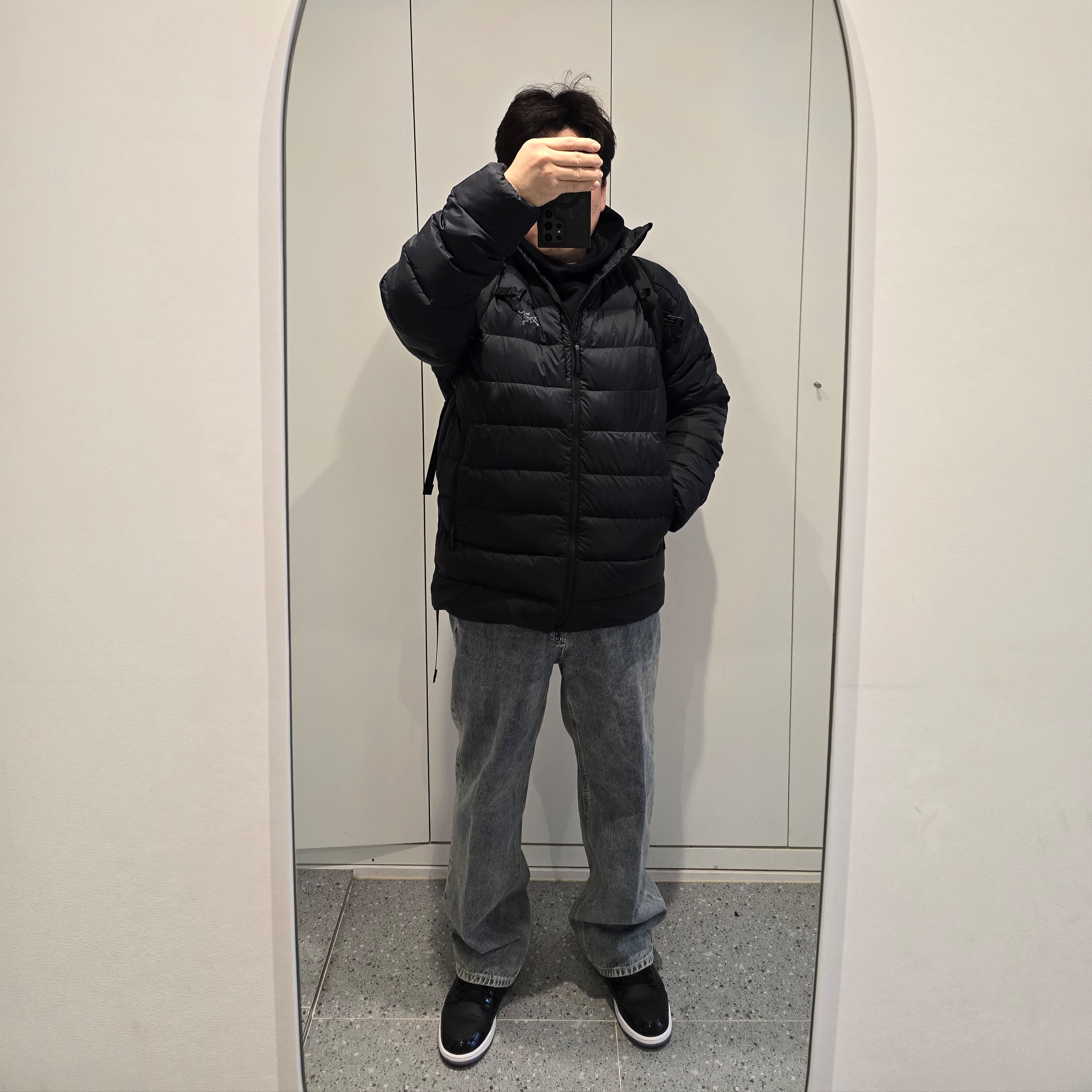Arc'teryx Thorium Hoody Black, Jordan 1 Mid SE Black Dark Concord 착용 스타일 - 3
