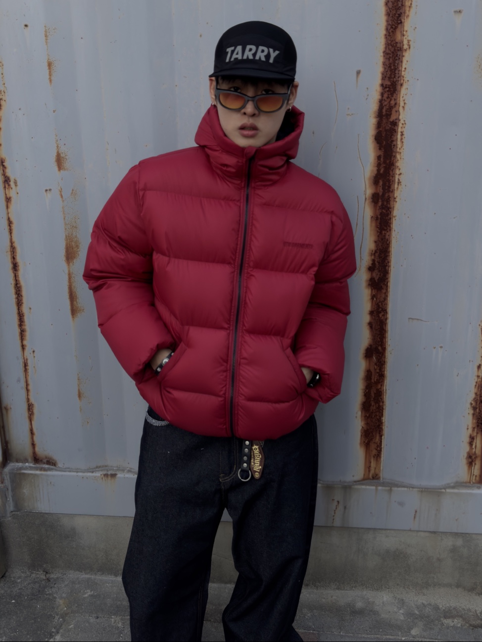 QT8 GARMENTS Duck Down Heavyweight Hoodie Jacket Red 착용 스타일 - 3