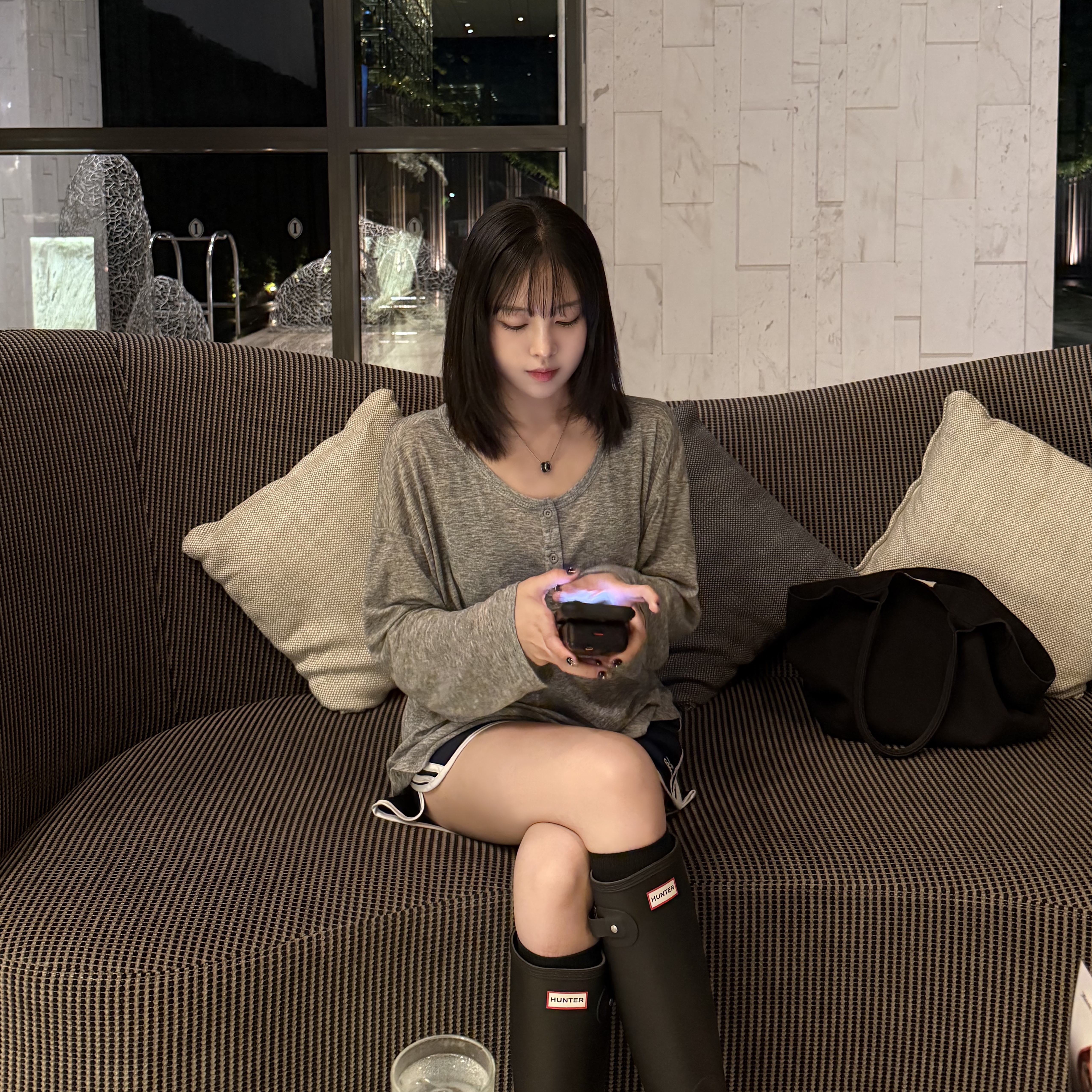 (W) Hunter Original Tall Rain Boots Black 착용 스타일 - 2