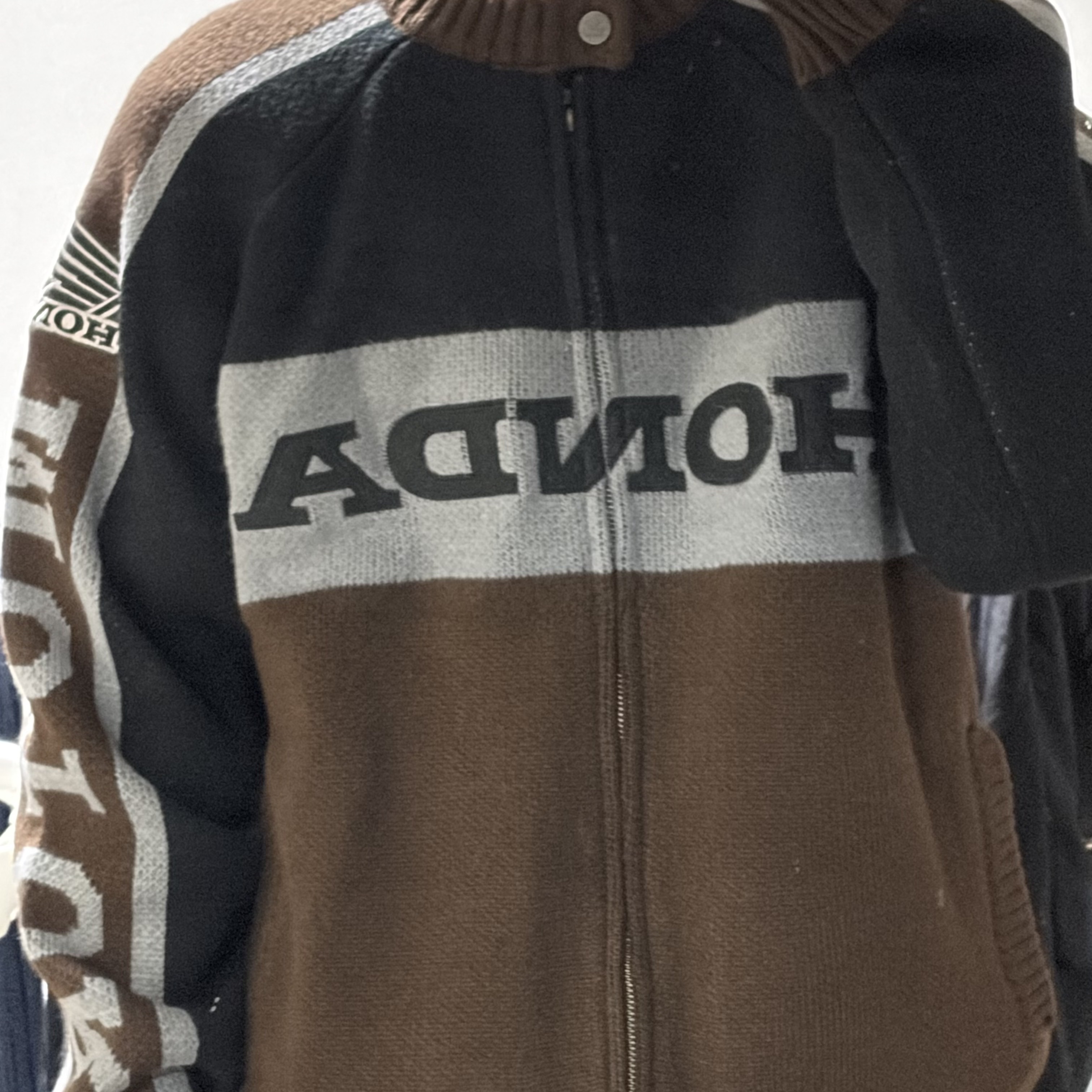 [KREAM 단독] Honda Big Logo Knit Zip-up Brown 착용 스타일