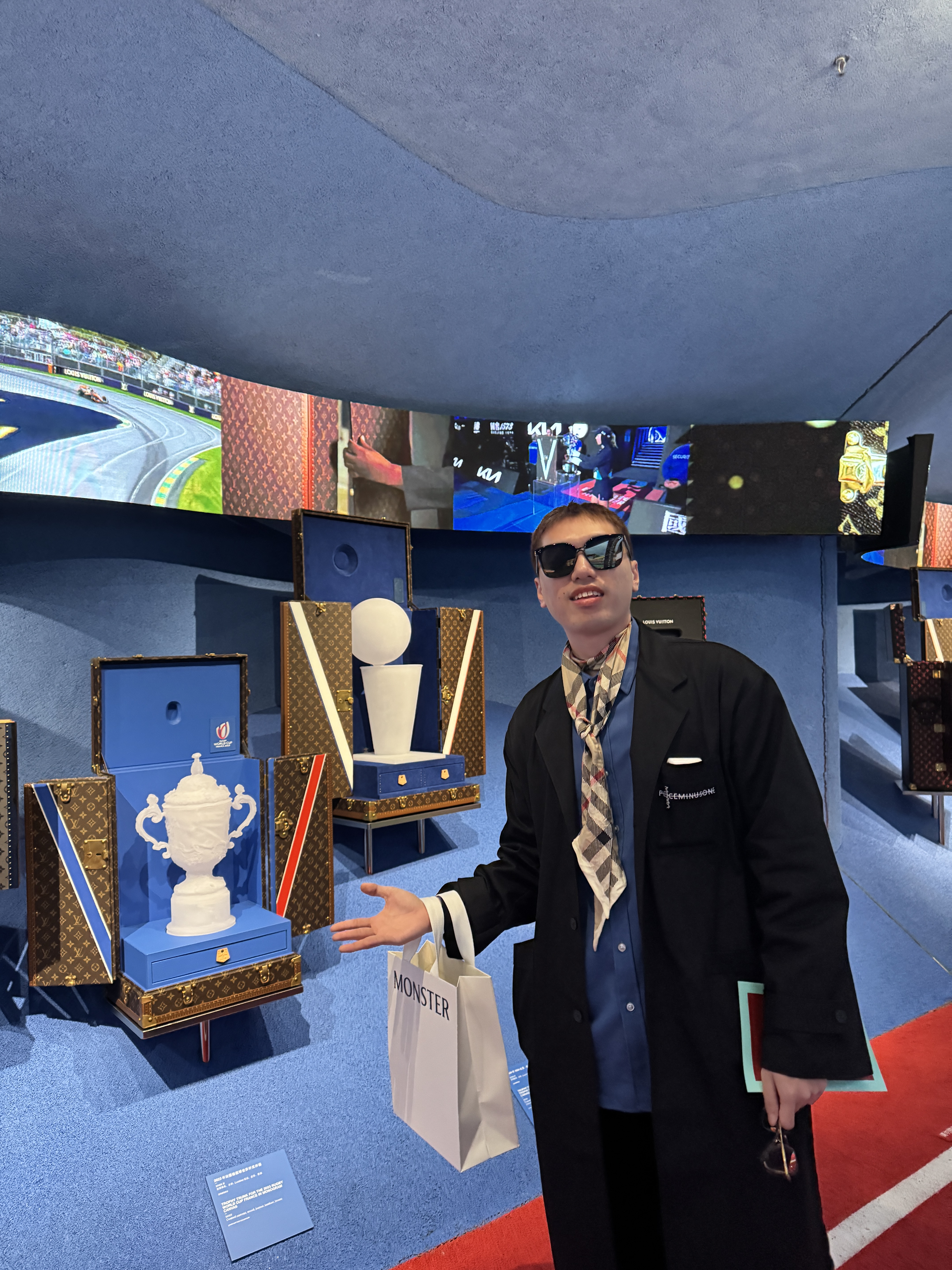 Peaceminusone x 2025 MAMA Awards Peacemamaone Coat Black, Burberry Skinny Check Silk Scarf Archive Beige 착용 스타일 - 7