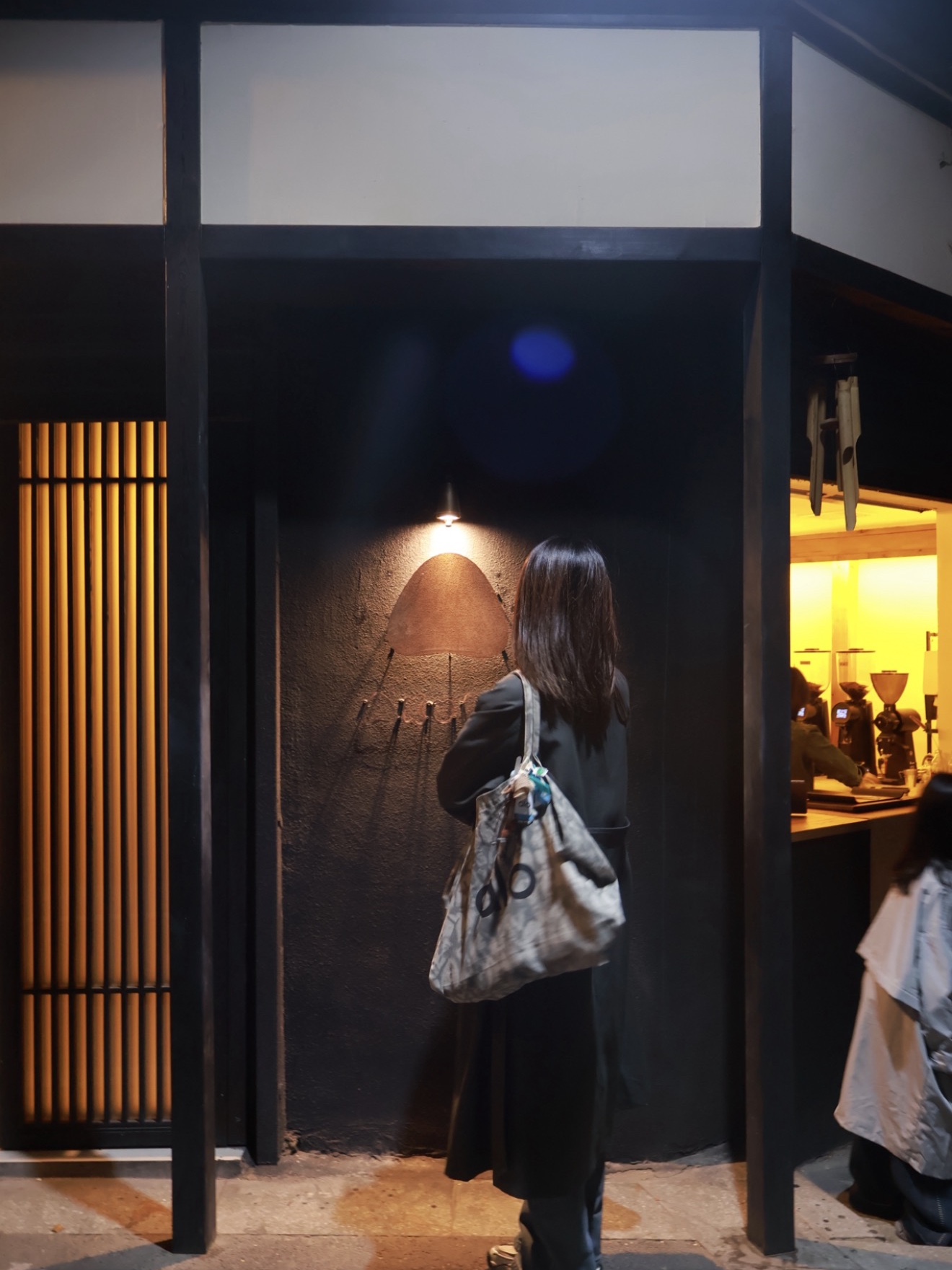 Alo Yoga Iconic Shopper Tote Bag Grey Tiedye 착용 스타일