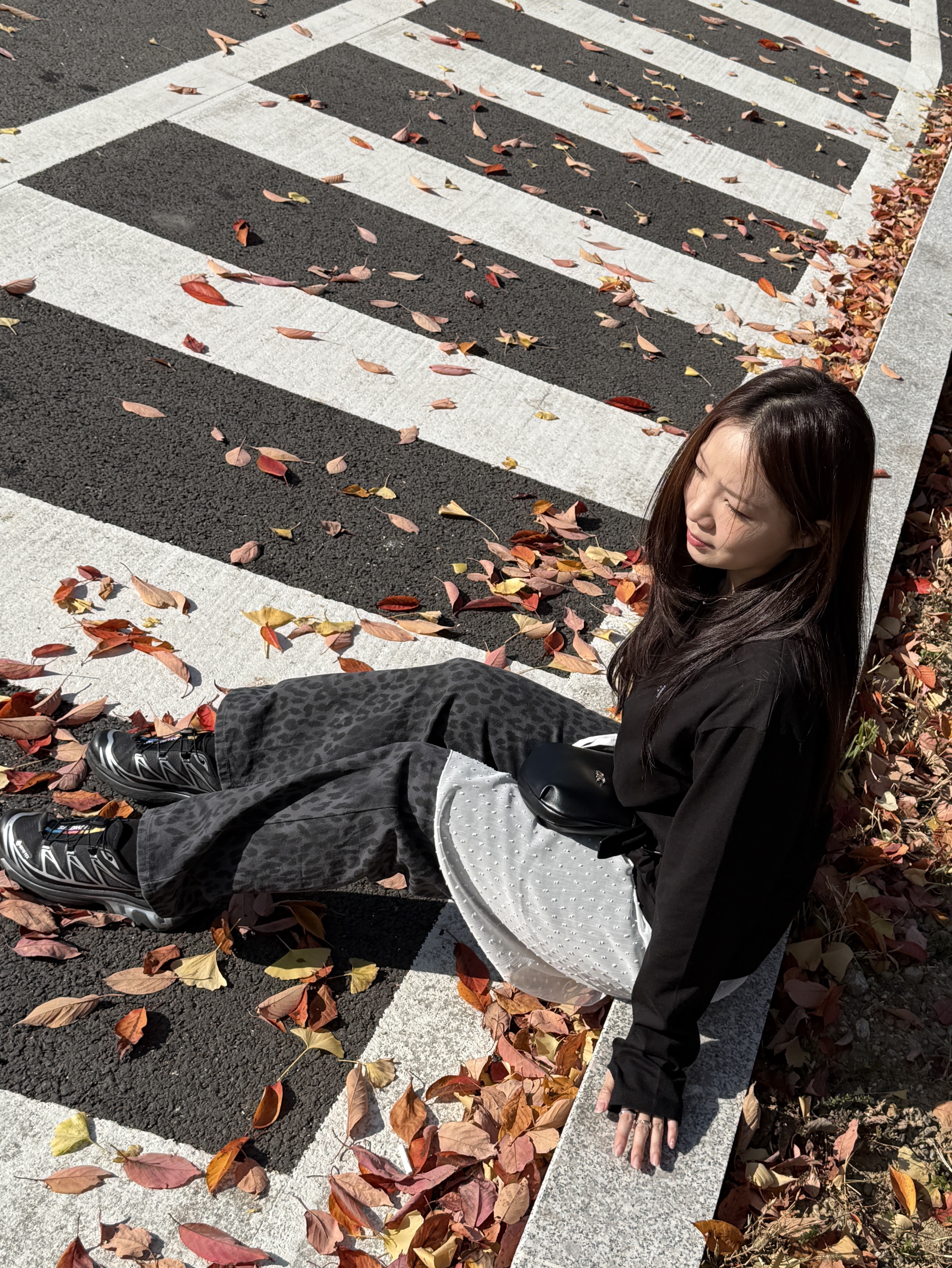 SLOW RECORD HOUSE Fingerhole Crop Long Sleeve Black 착용 스타일 - 7