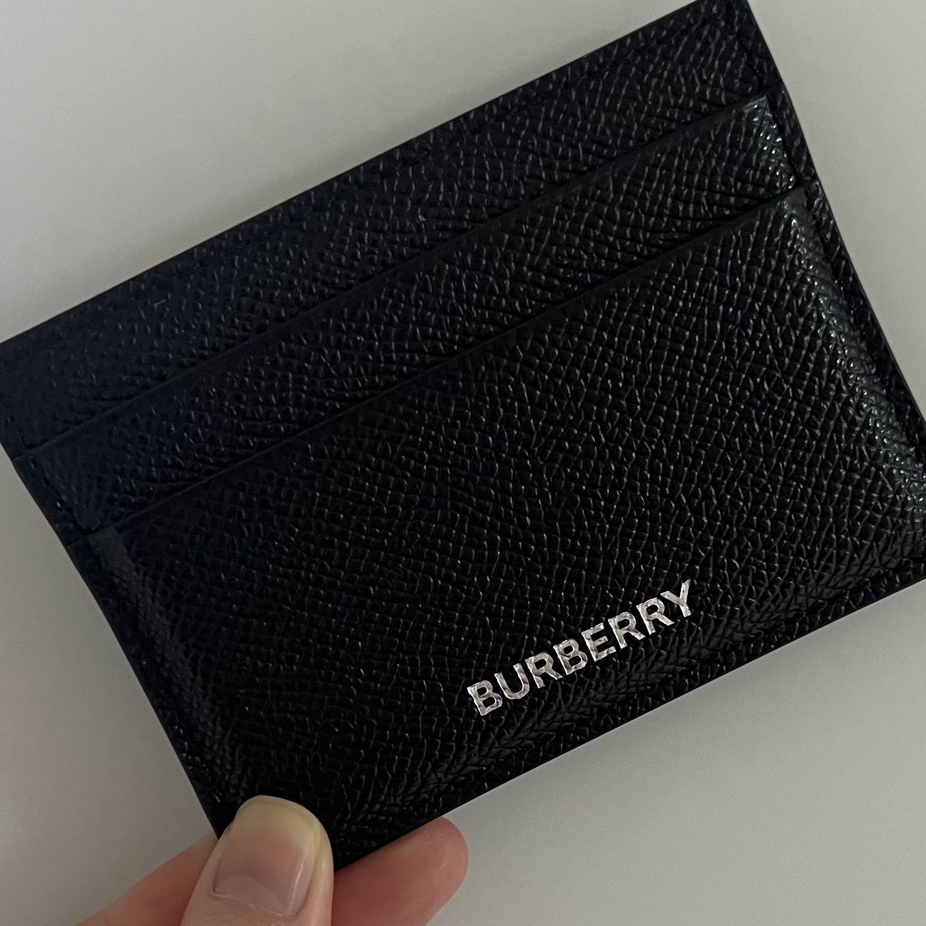 Burberry Grainy Leather Card Case Black 착용 스타일