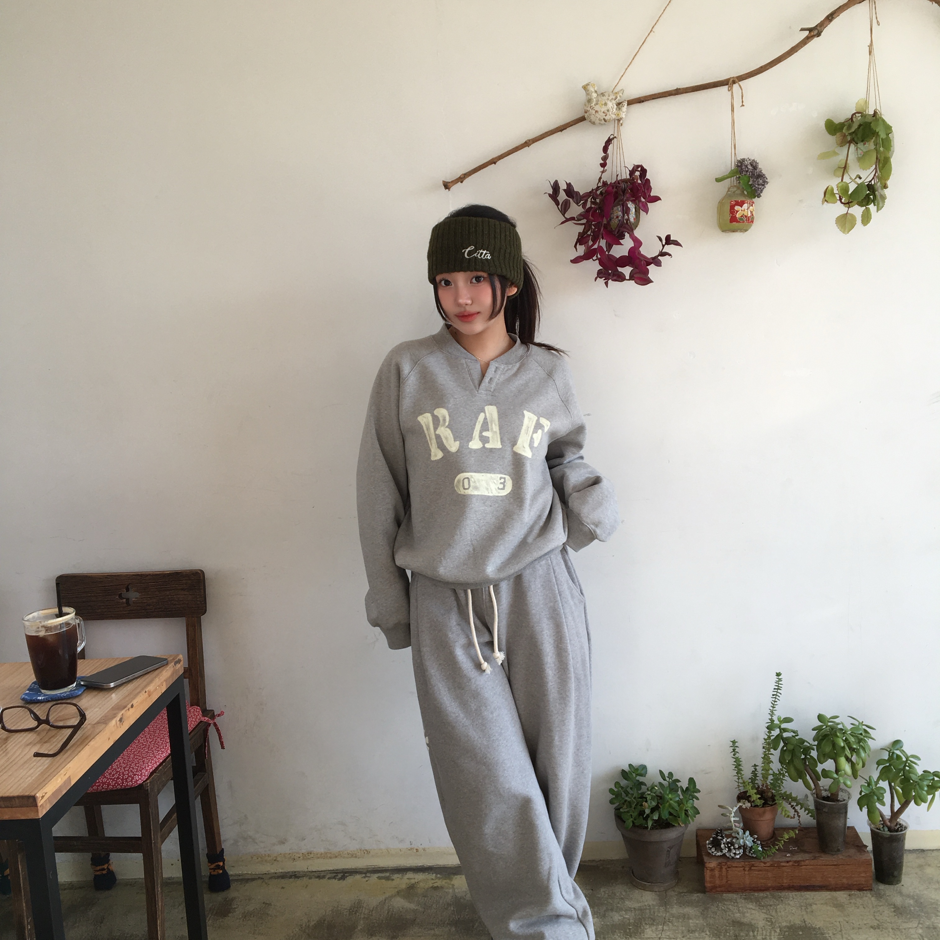 AMOU RAF Henley Neck Sweat Shirts Gray, AMOU RAF Henley Neck Sweat Shirts Black 착용 스타일 - 6