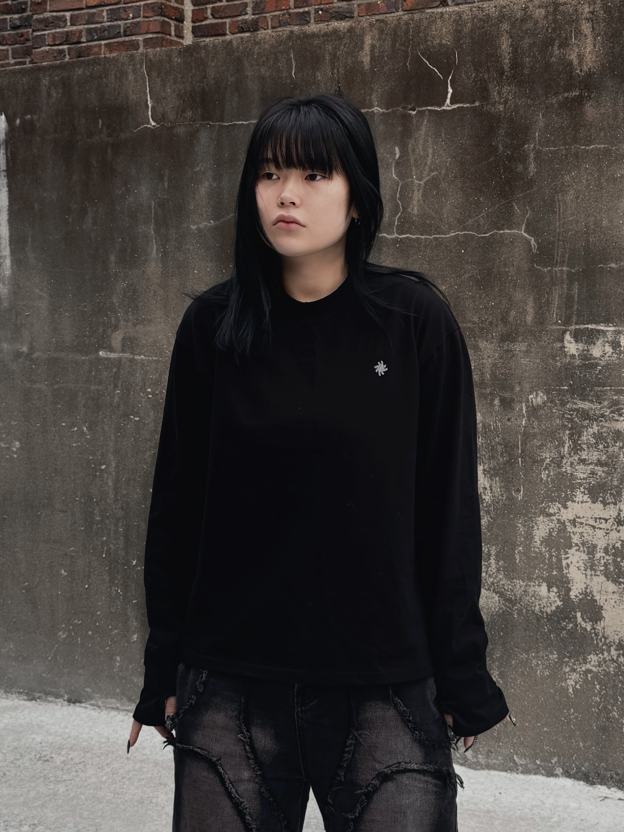 SLOW RECORD HOUSE Fingerhole Crop Long Sleeve Black 착용 스타일 - 7
