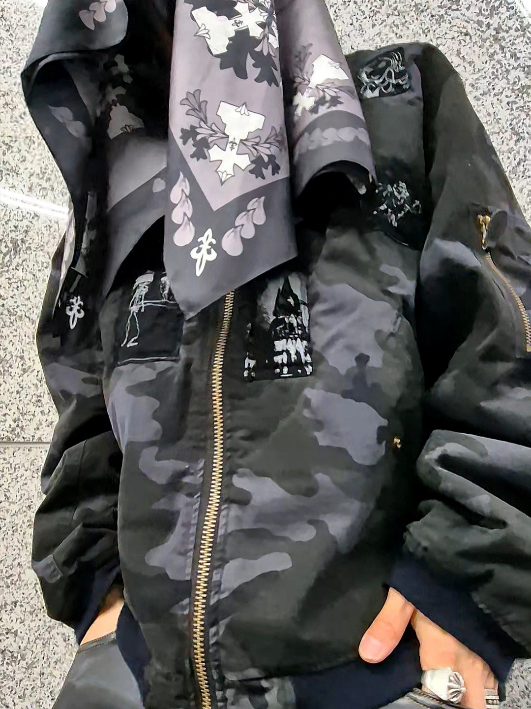 Awende Requiem Silk Scarf Gray 착용 스타일