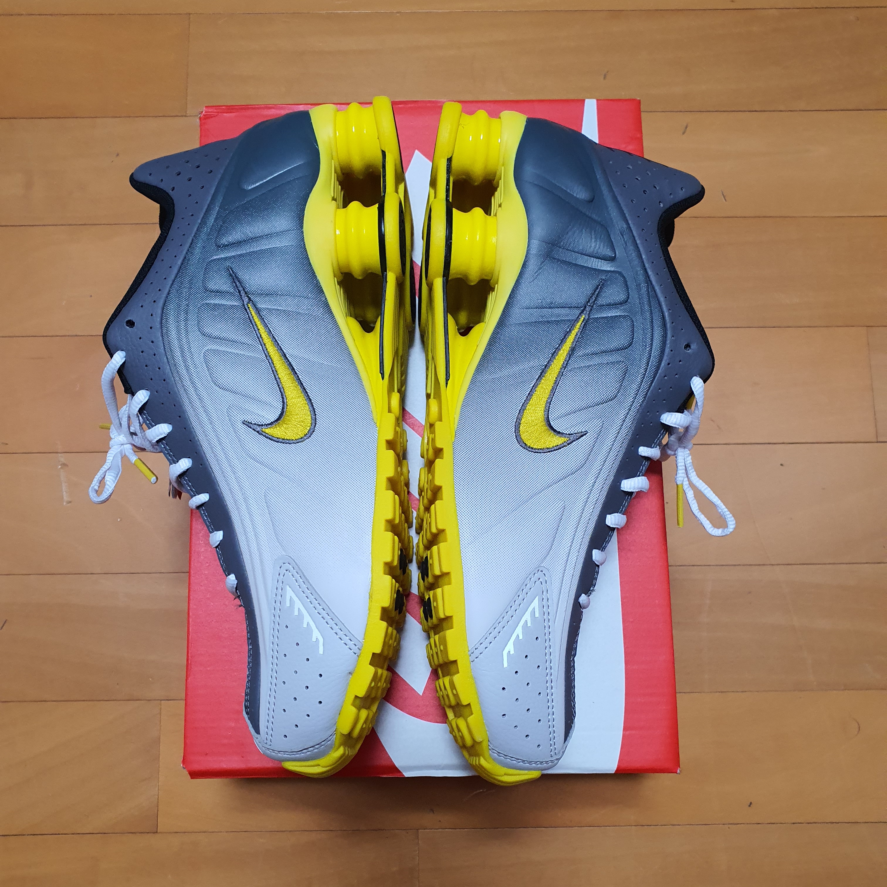 Nike Shox R4 SE Vast Grey Light Graphite 착용 스타일