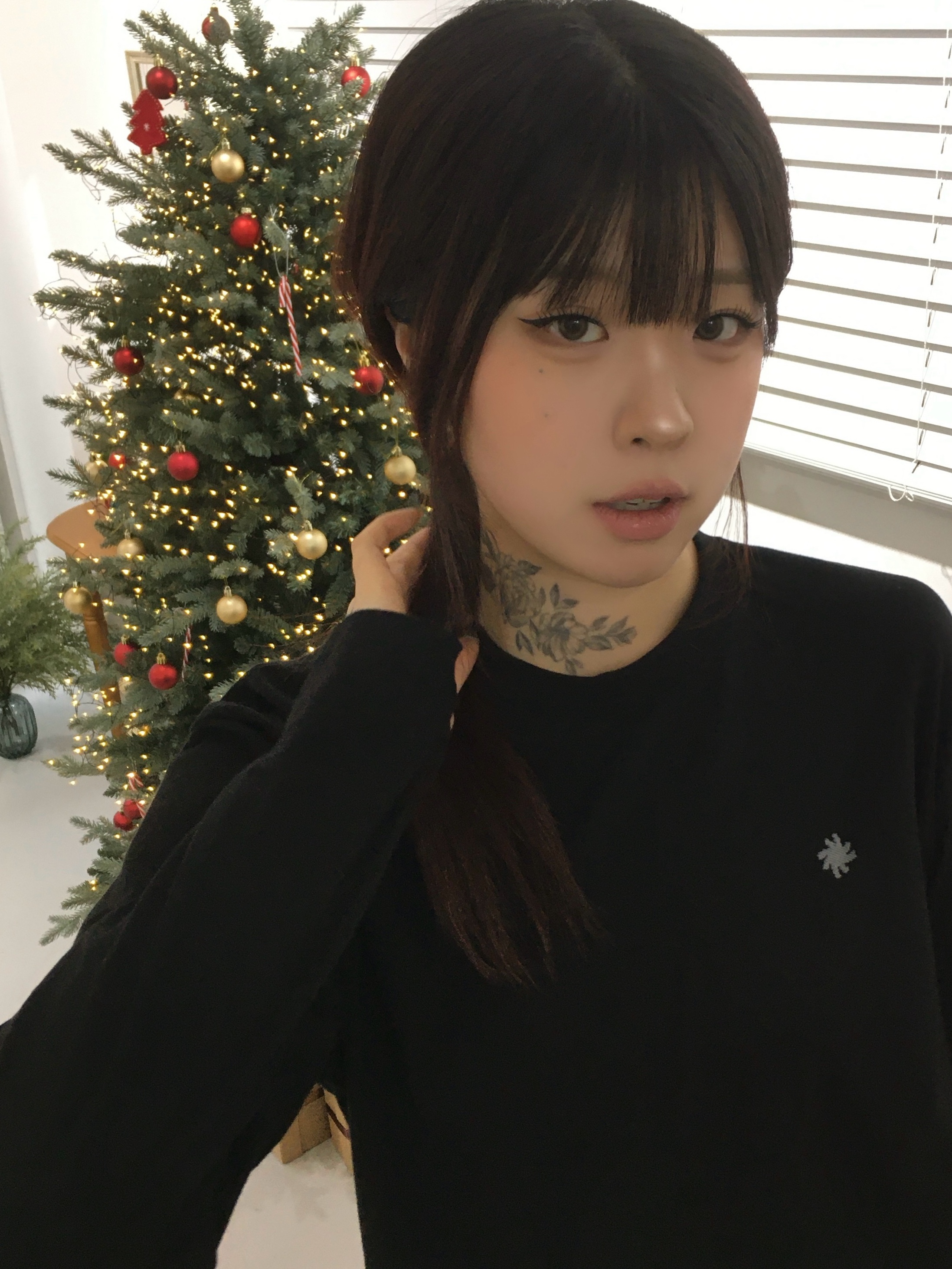 SLOW RECORD HOUSE Fingerhole Crop Long Sleeve Black 착용 스타일 - 5
