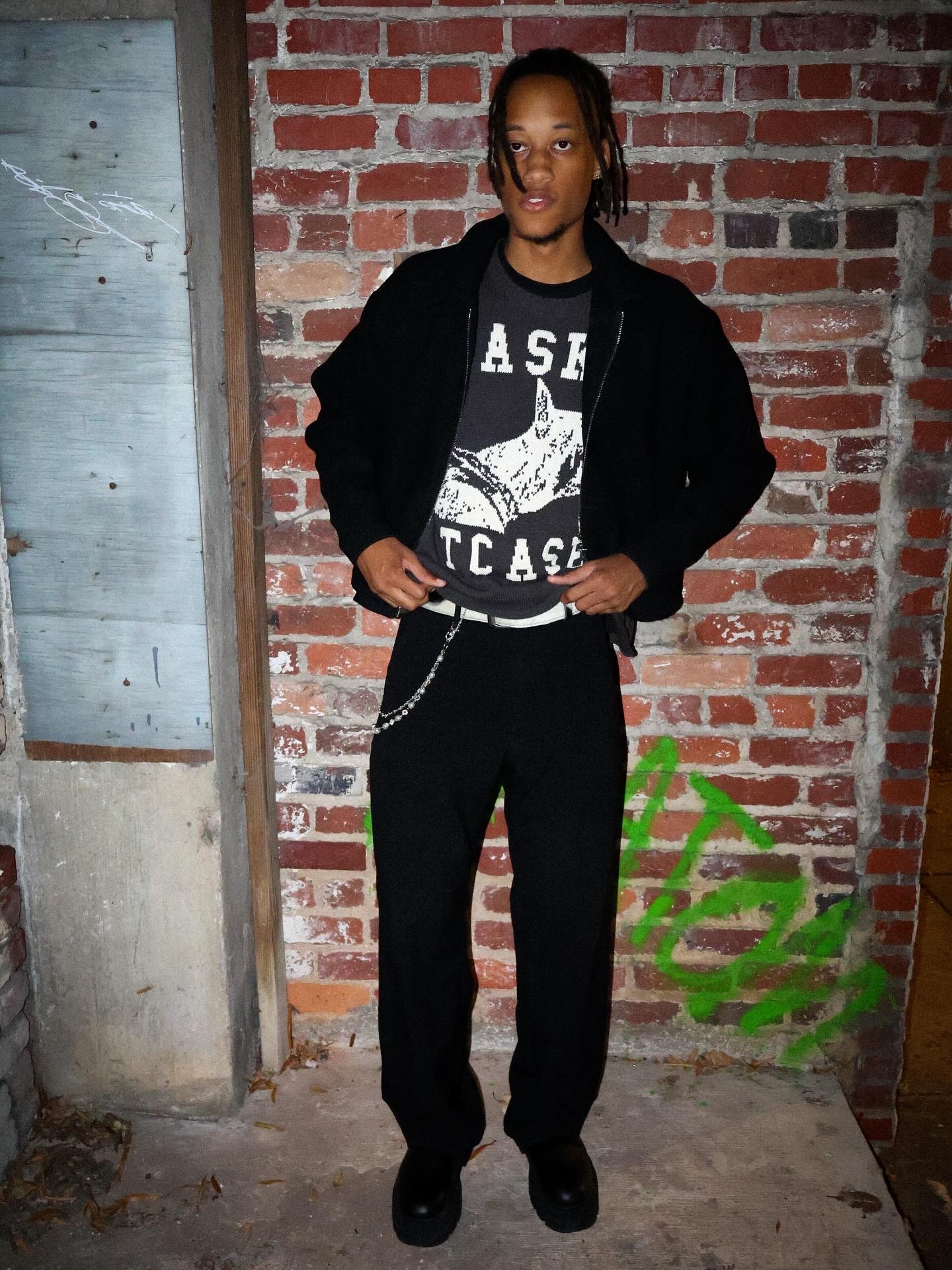 Basketcase Raw College Knit Sweater Vintage Black 착용 스타일