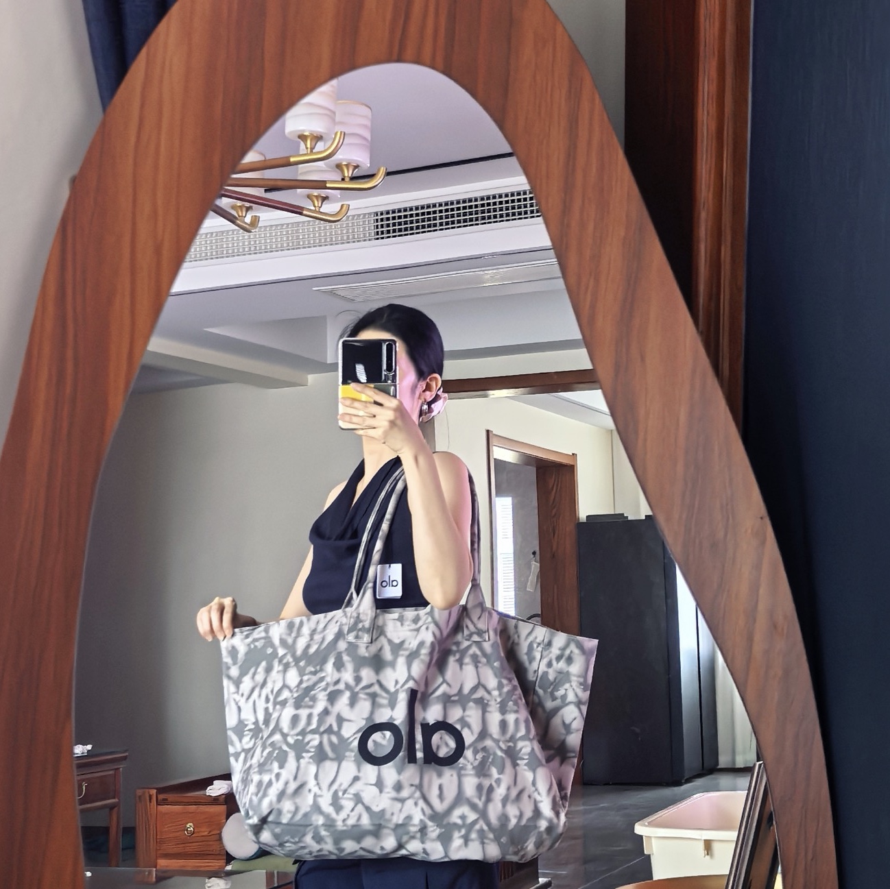 Alo Yoga Iconic Shopper Tote Bag Grey Tiedye 착용 스타일 - 3