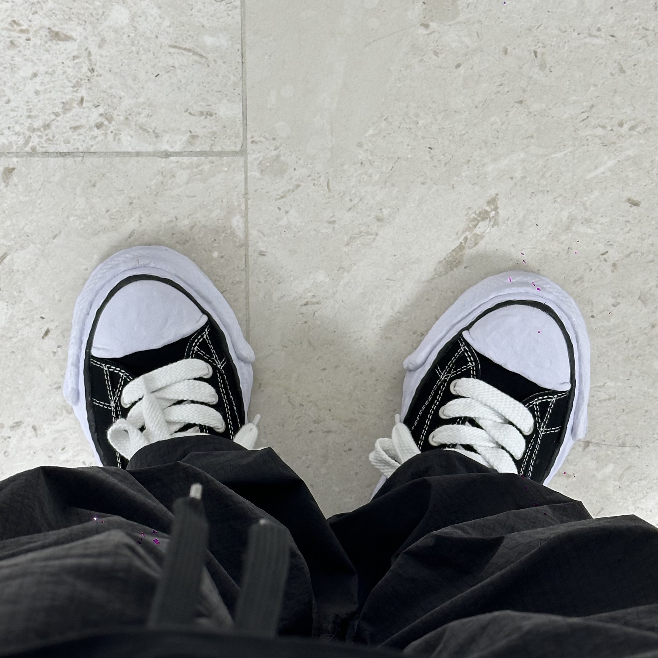 Maison Mihara Yasuhiro Peterson23 OG Sole Canvas Low-top Sneakers Black 착용 스타일 - 1