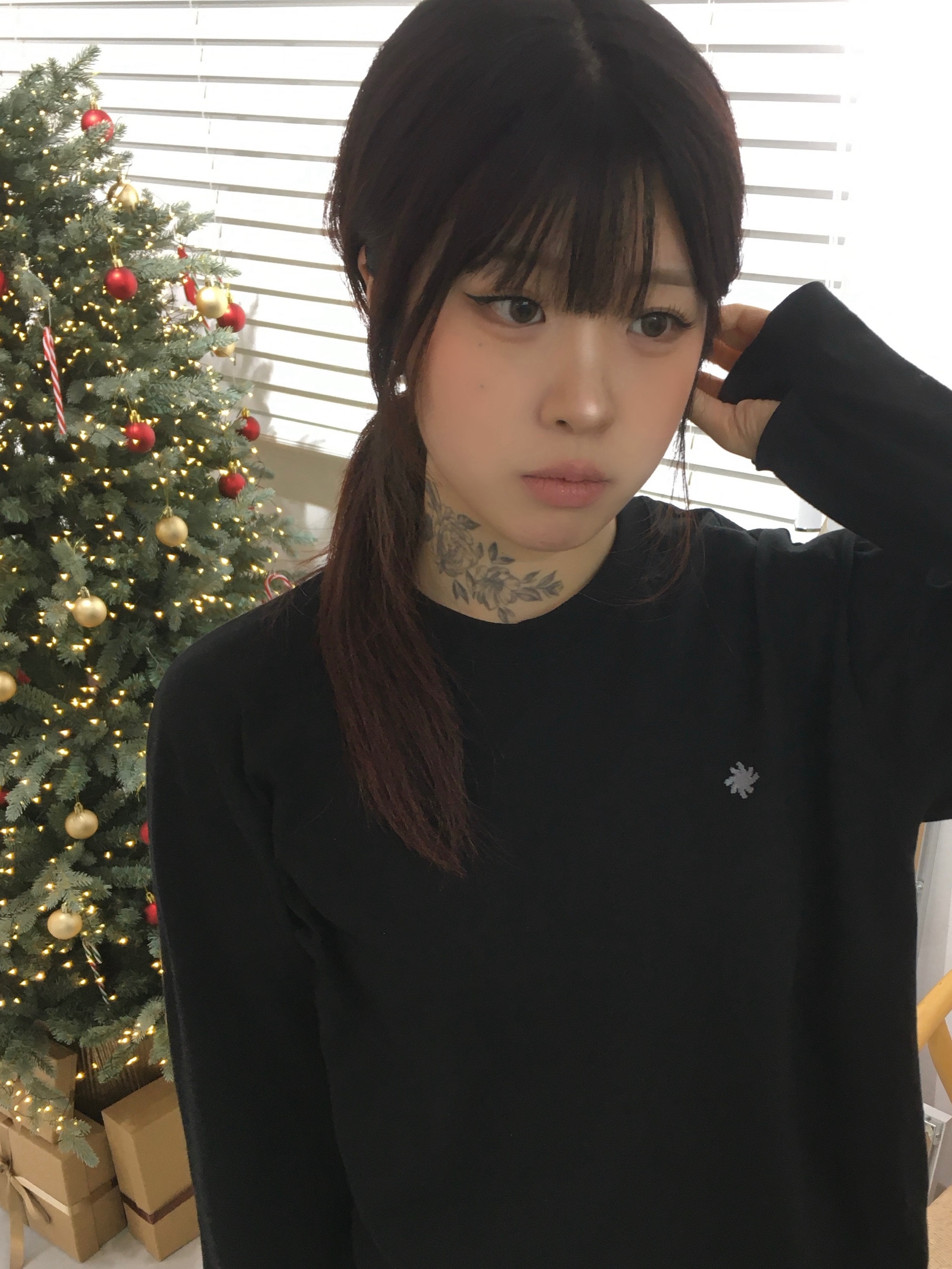 SLOW RECORD HOUSE Fingerhole Crop Long Sleeve Black 착용 스타일 - 4