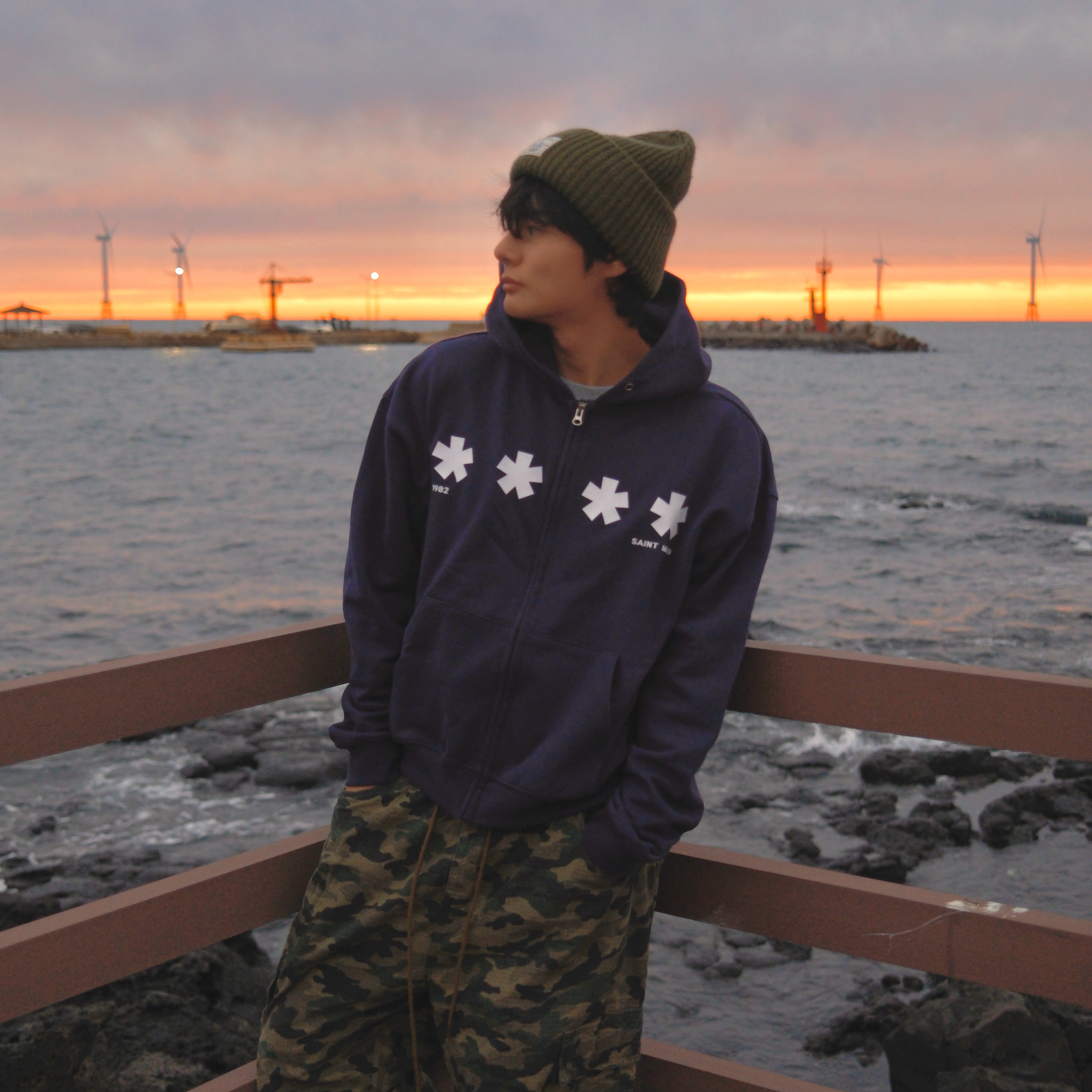 AMOU Square Star Hoodie Zip Up Navy, AMOU Square Star Hoodie Zip Up White Melange 착용 스타일 - 1