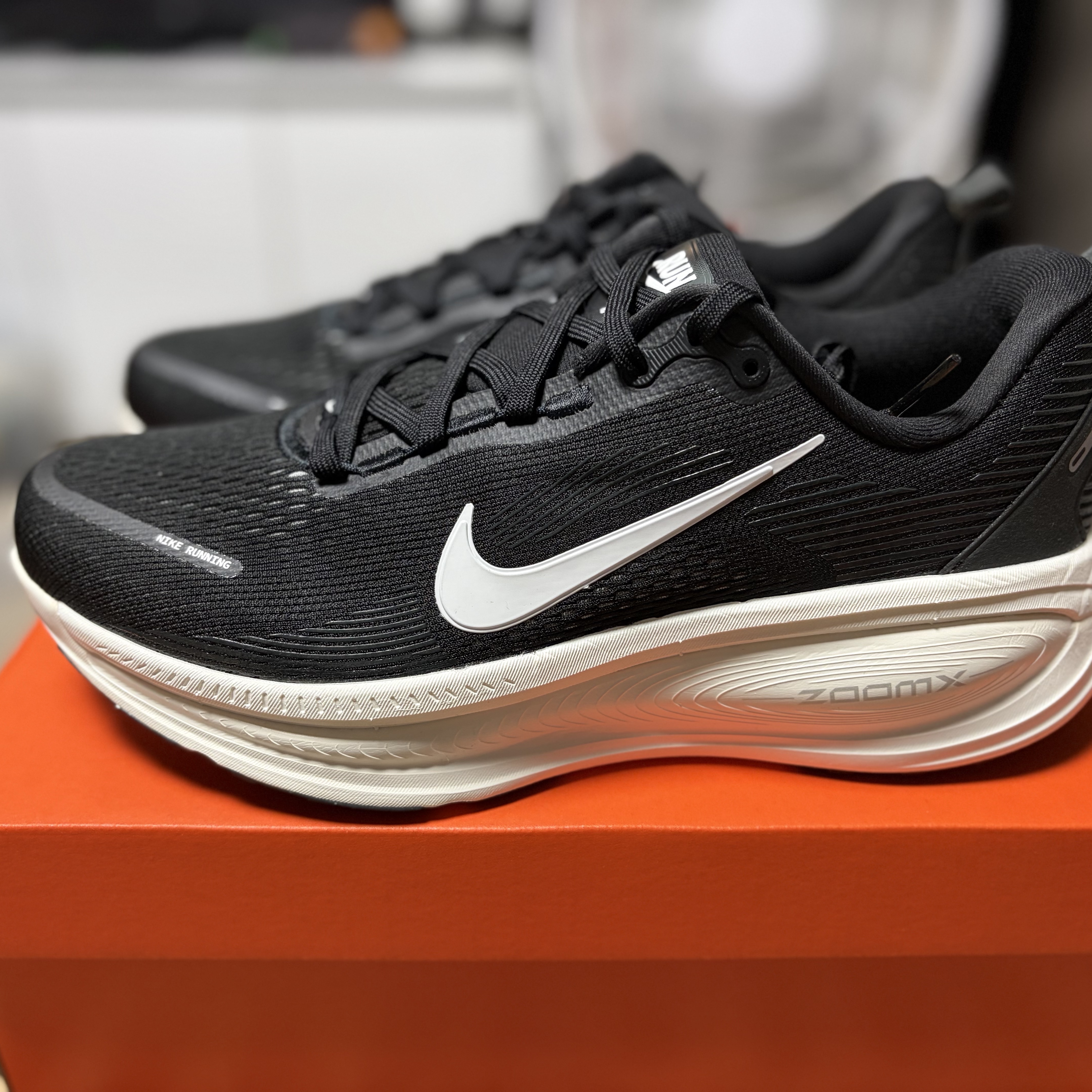 Nike Vomero 18 Black Coconut Milk 착용 스타일 - 1