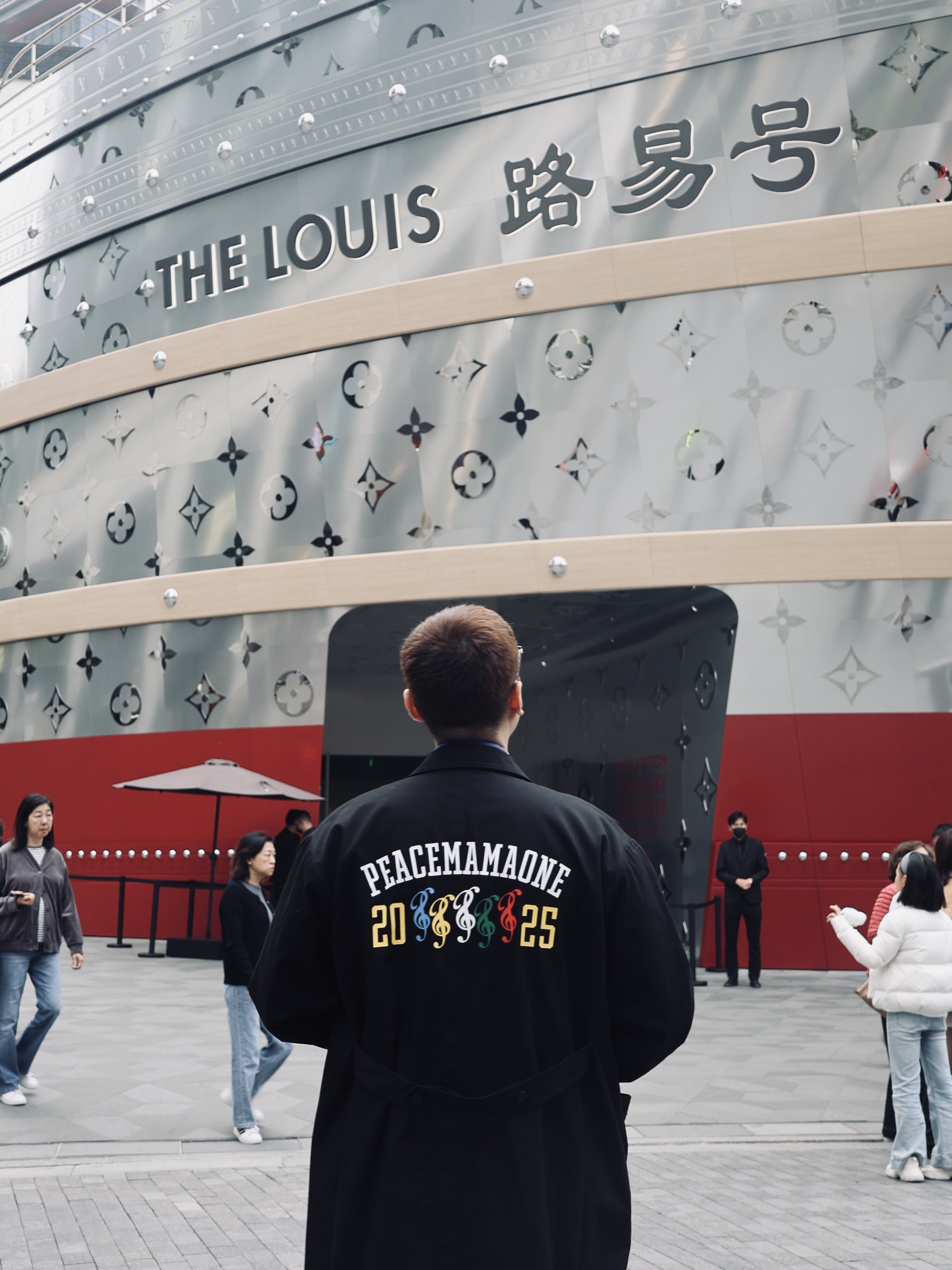 Peaceminusone x 2025 MAMA Awards Peacemamaone Coat Black, Burberry Skinny Check Silk Scarf Archive Beige 착용 스타일 - 2