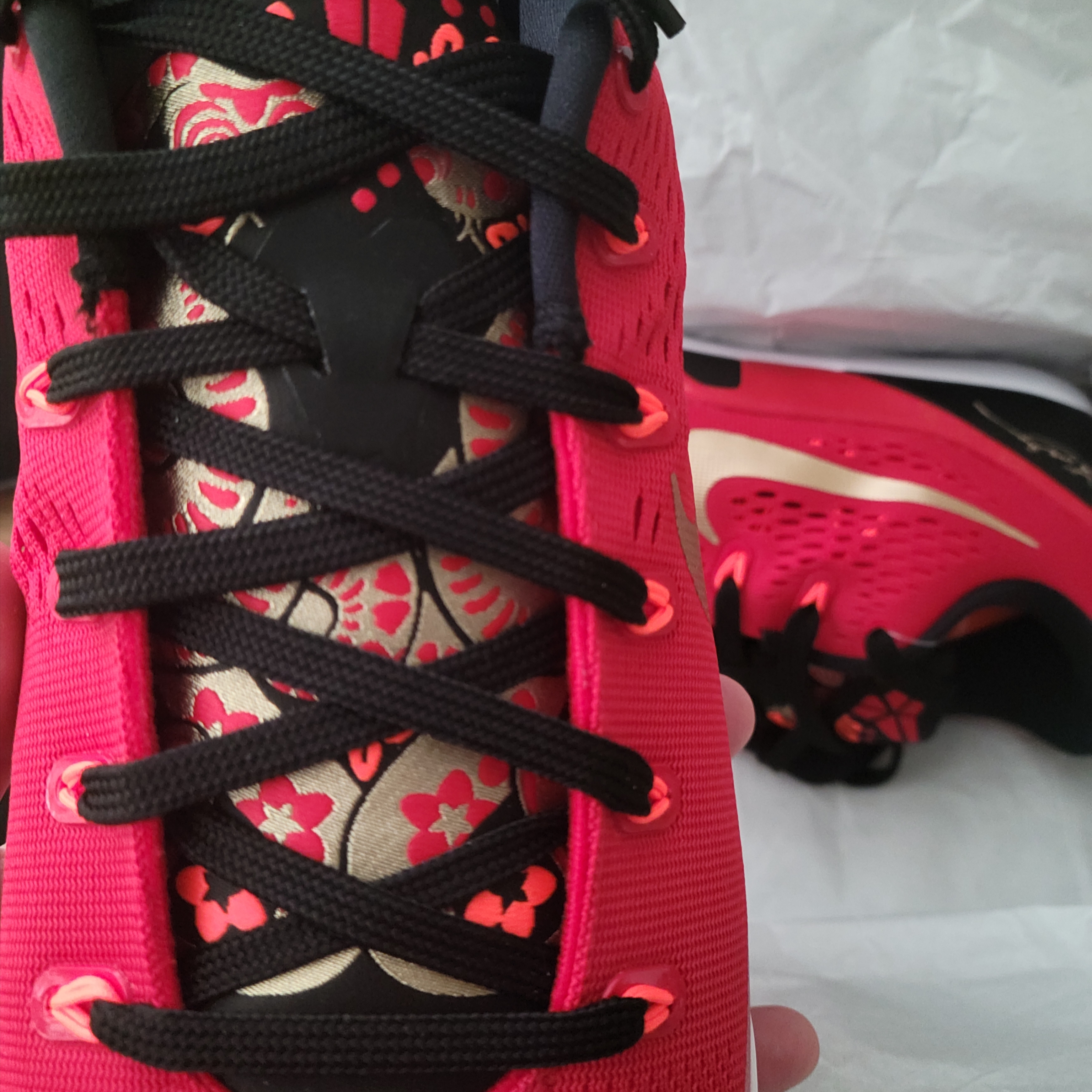 Nike Kobe 9 Low Protro EM University Red and Metallic Gold 착용 스타일 - 2