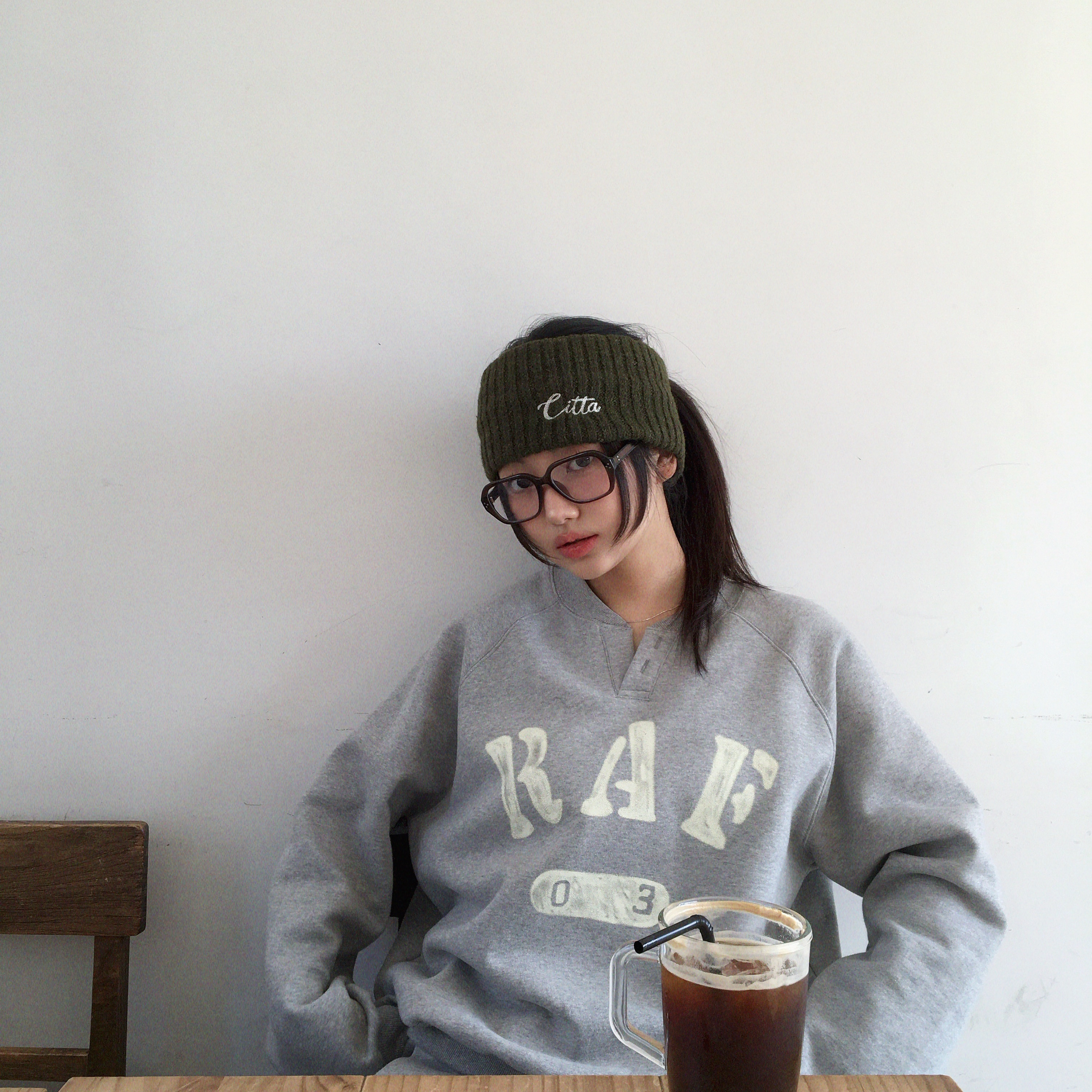 AMOU RAF Henley Neck Sweat Shirts Gray, AMOU RAF Henley Neck Sweat Shirts Black 착용 스타일 - 4