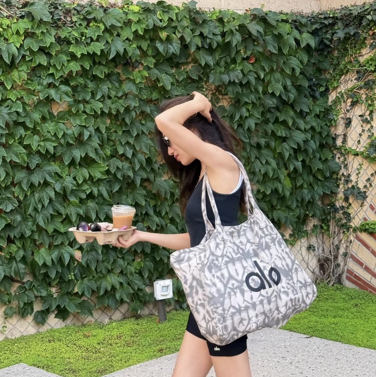 Alo Yoga Iconic Shopper Tote Bag Grey Tiedye 착용 스타일 - 1