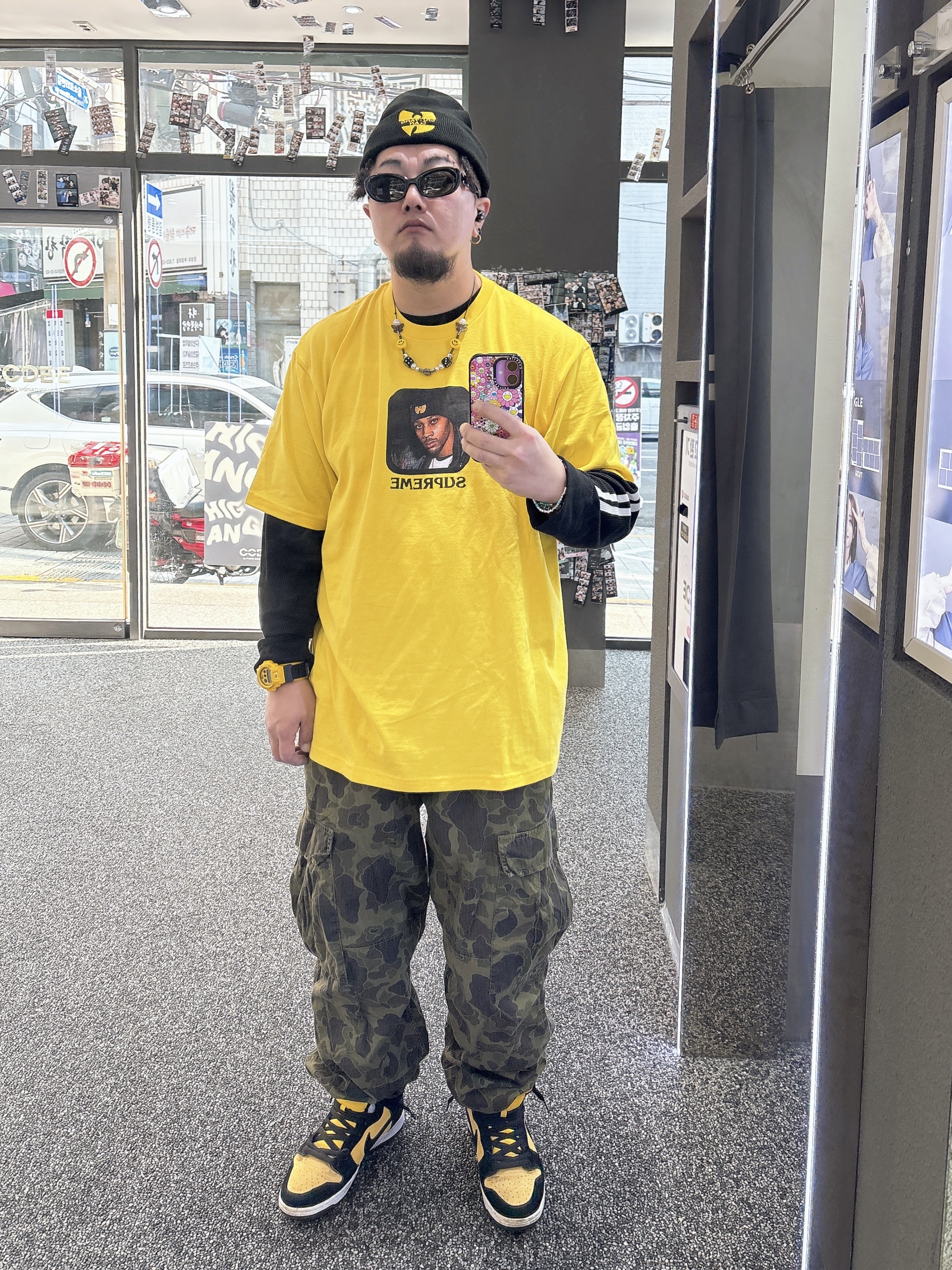 Supreme x Wu-Tang Clan RZA T-Shirt Yellow - 25FW, Supreme x Wu-Tang Clan Beanie Black - 25FW 착용 스타일 - 3