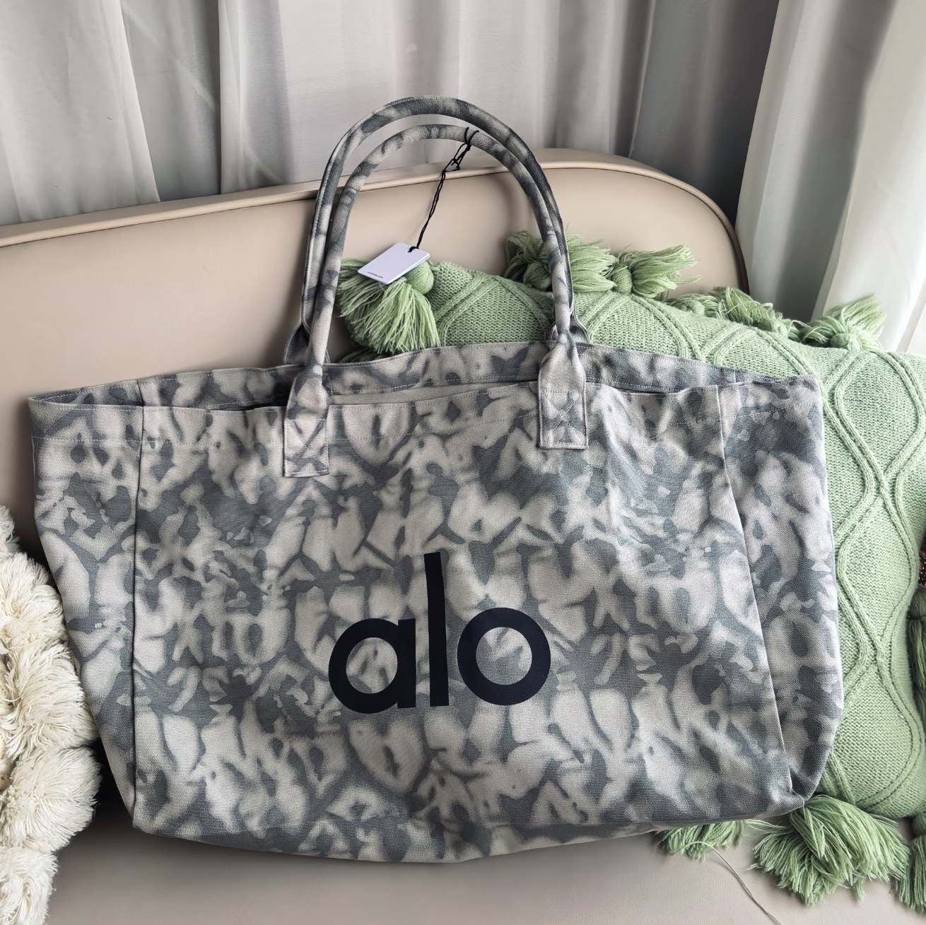 Alo Yoga Iconic Shopper Tote Bag Grey Tiedye 착용 스타일 - 2