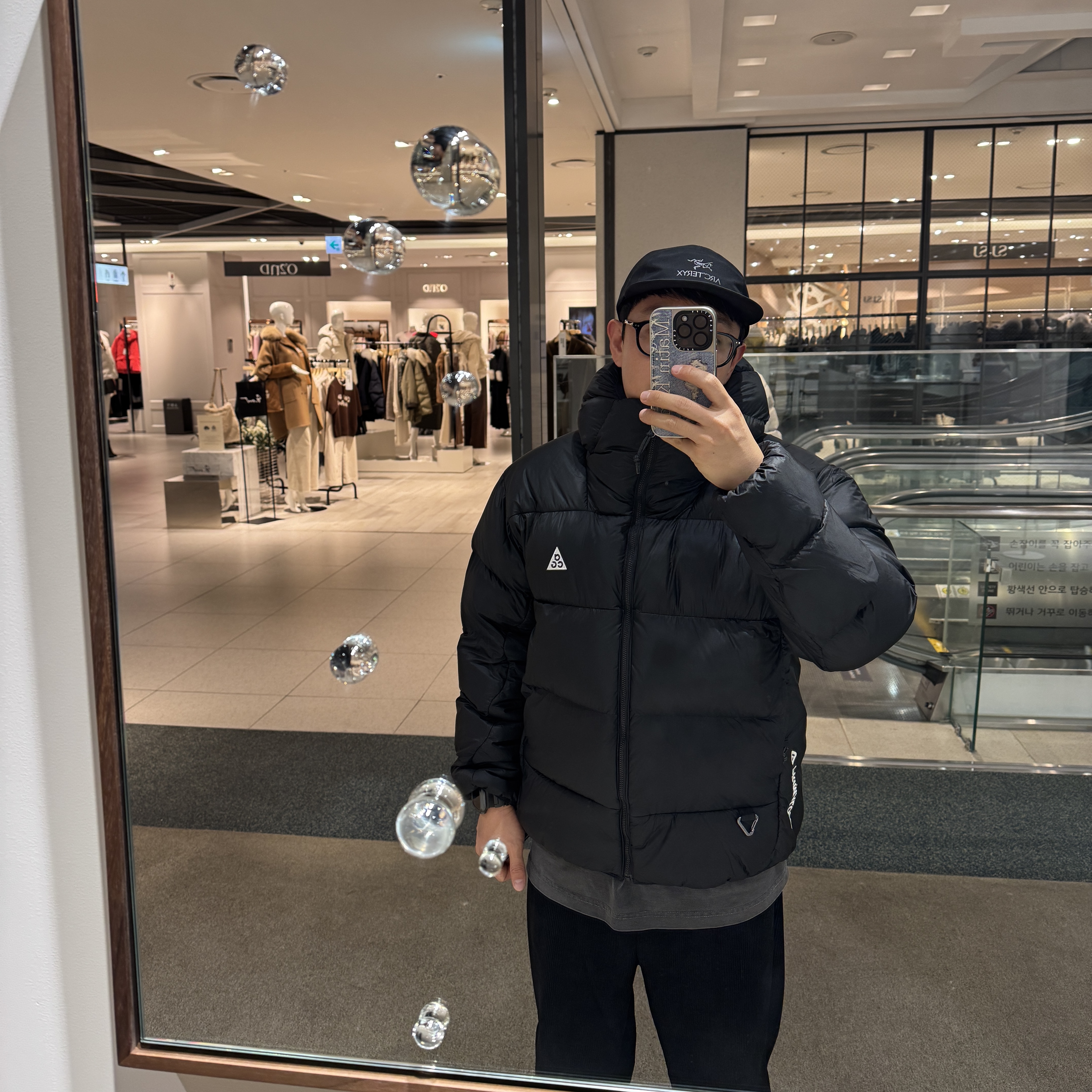 Arc'teryx Gore 5 Panel Cap Black, Nike ACG Therma-Fit ADV Lunar Lake Puffer Jacket Black - Asia 착용 스타일