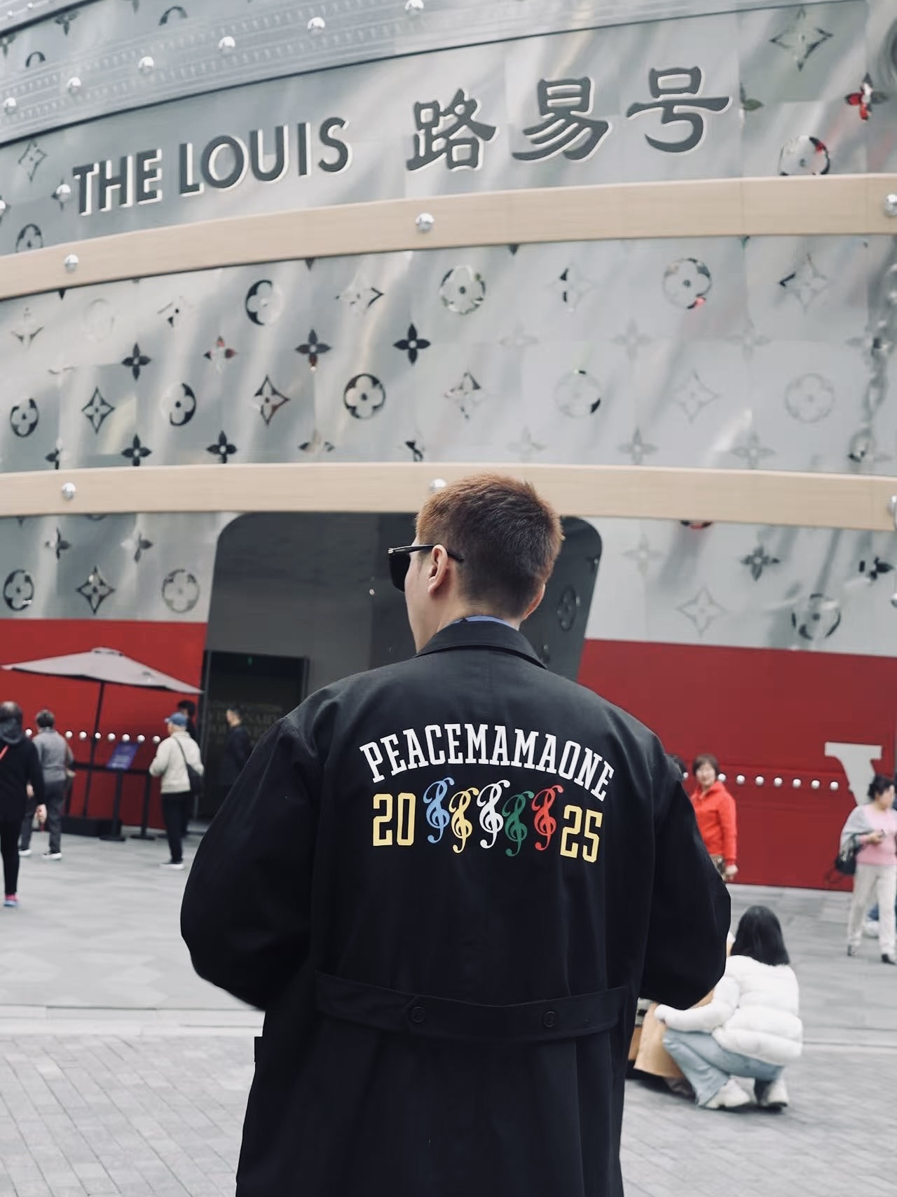 Peaceminusone x 2025 MAMA Awards Peacemamaone Coat Black, Burberry Skinny Check Silk Scarf Archive Beige 착용 스타일 - 4