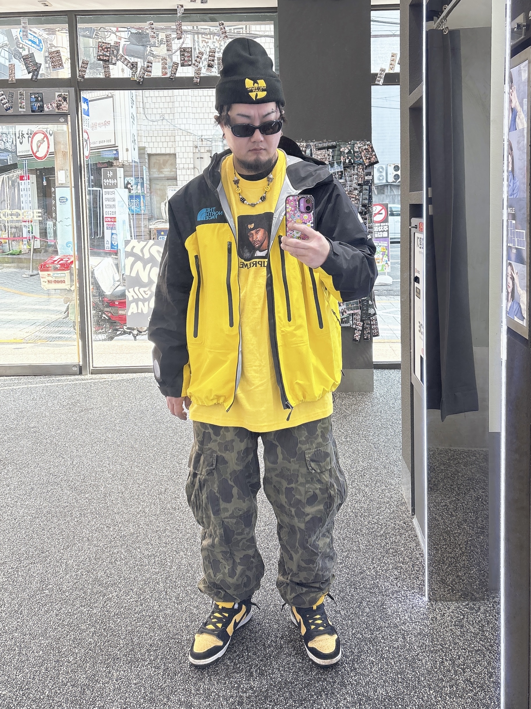 Supreme x Wu-Tang Clan RZA T-Shirt Yellow - 25FW, Supreme x Wu-Tang Clan Beanie Black - 25FW 착용 스타일 - 1