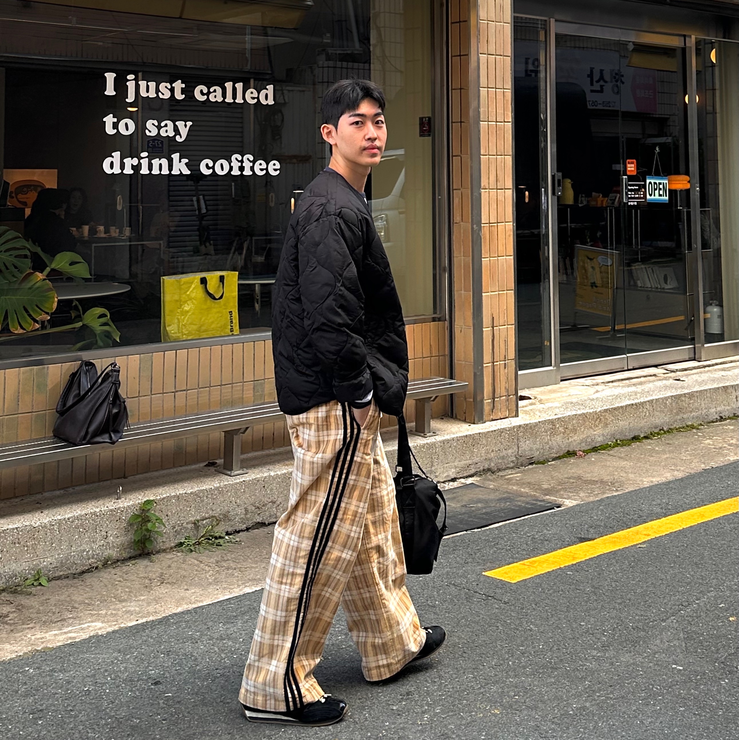 Adidas x Song for the Mute Track Pants Wonder White - KR Sizing, Adidas x Song for the Mute Country OG Core Black Cream White 착용 스타일 - 4