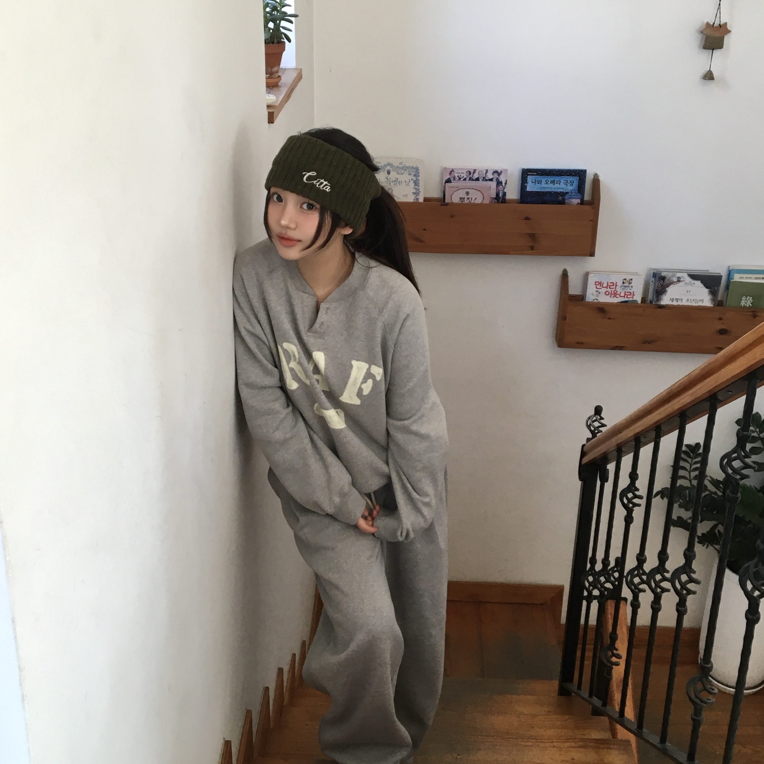 AMOU RAF Henley Neck Sweat Shirts Gray, AMOU RAF Henley Neck Sweat Shirts Black 착용 스타일 - 3