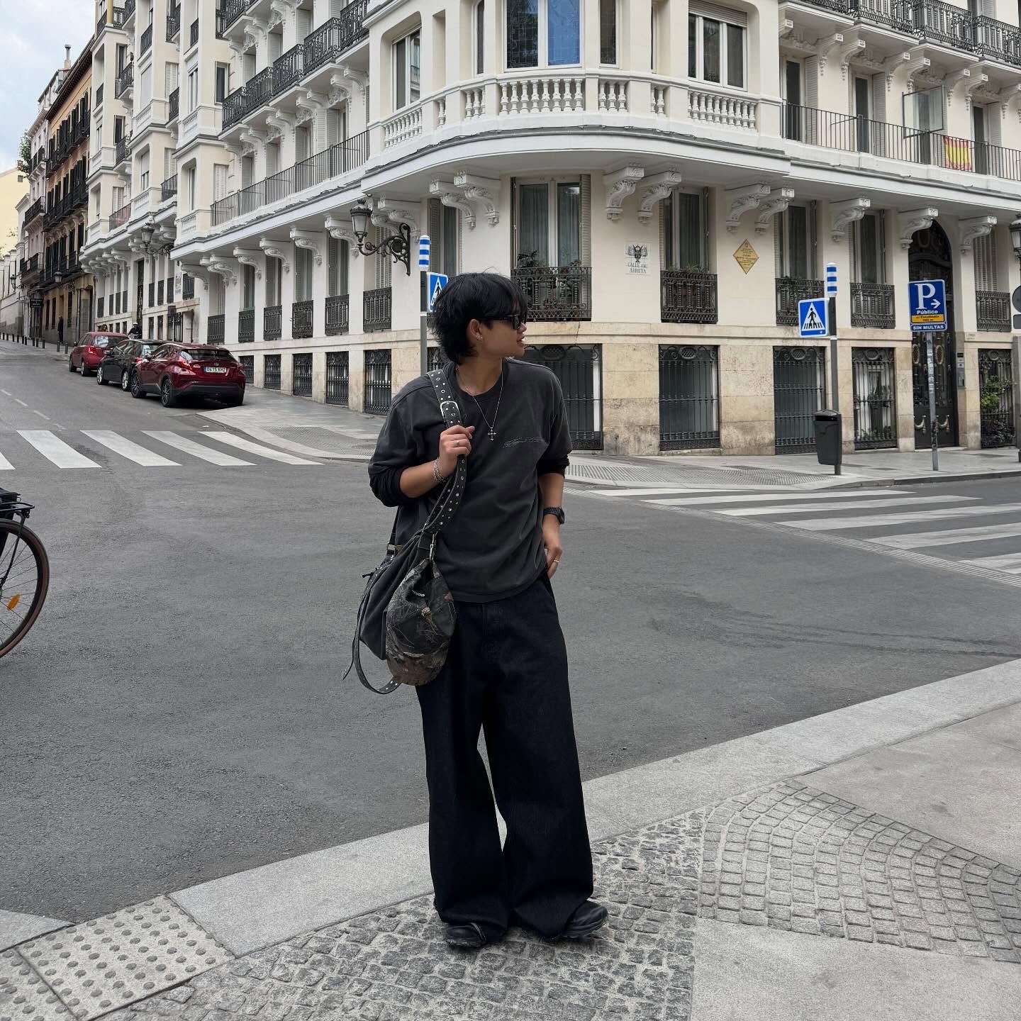 Basketcase Chandelier T-Shirt Vintage Black - 25SS 착용 스타일